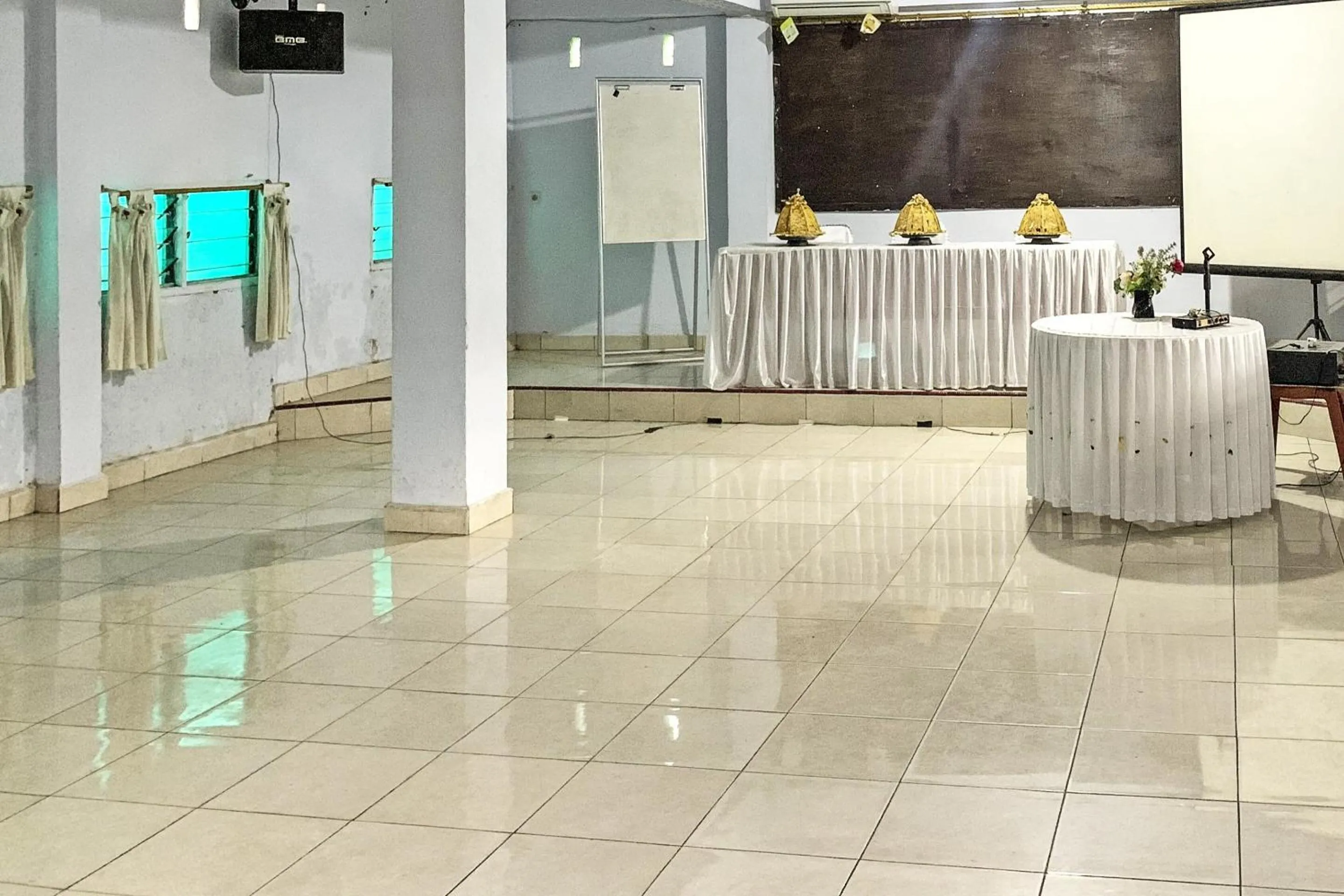 Lobby or reception in Hotel O Surya HotelNearTaman Anggrek Pkk Watansoppeng