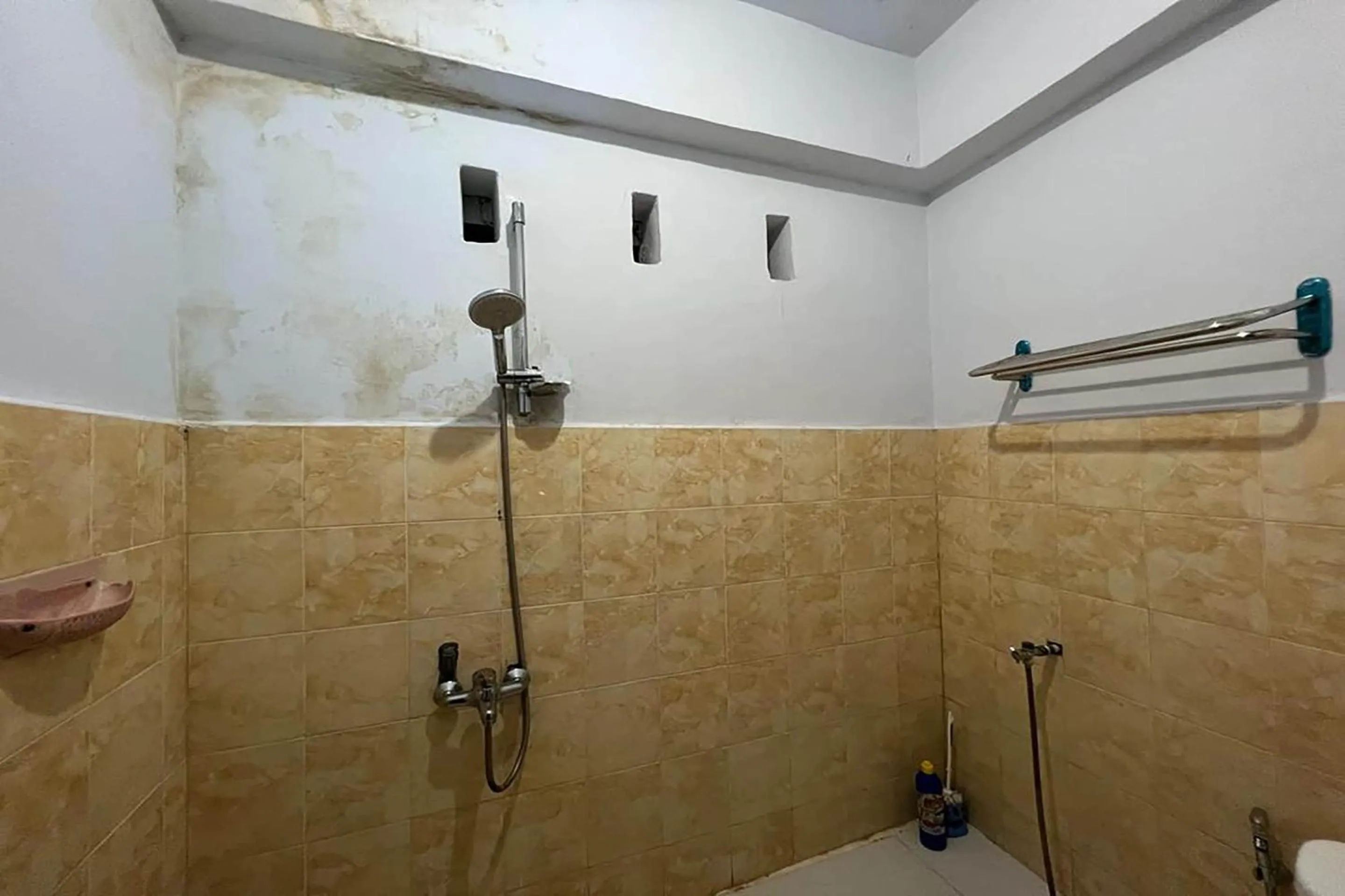 Bathroom in Hotel O Surya HotelNearTaman Anggrek Pkk Watansoppeng