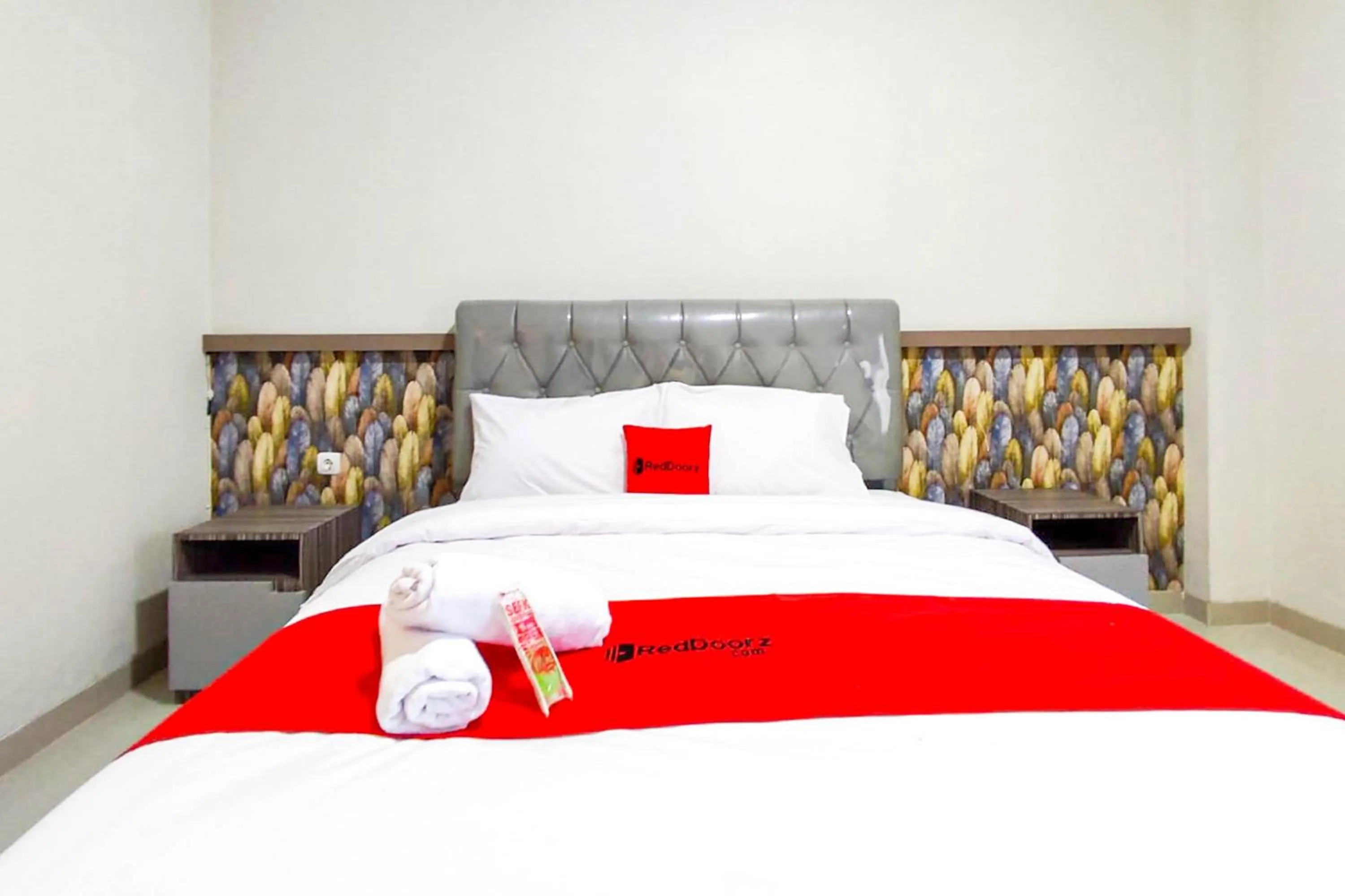 Bedroom, Bed in RedDoorz Syariah near GOR Satria Area