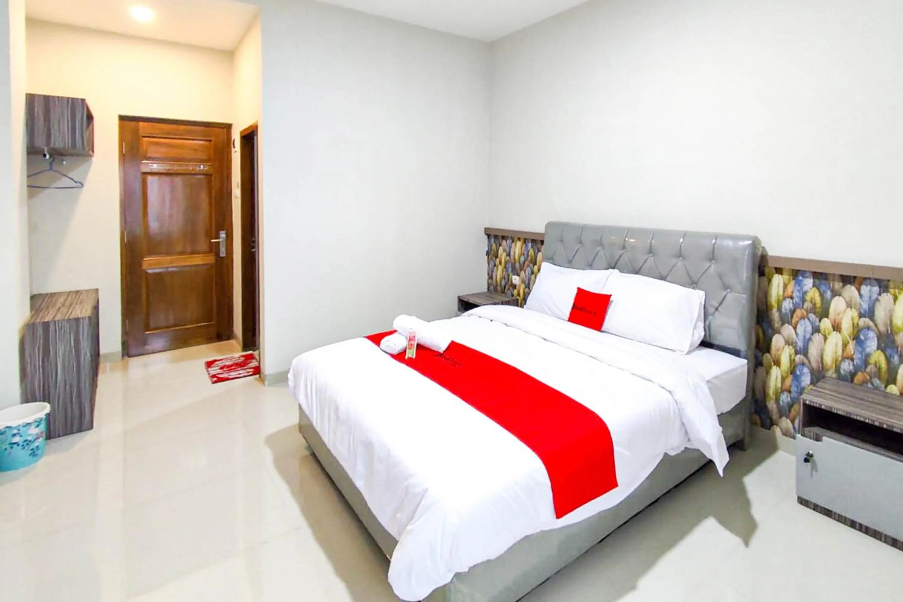 Bedroom, Bed in RedDoorz Syariah near GOR Satria Area