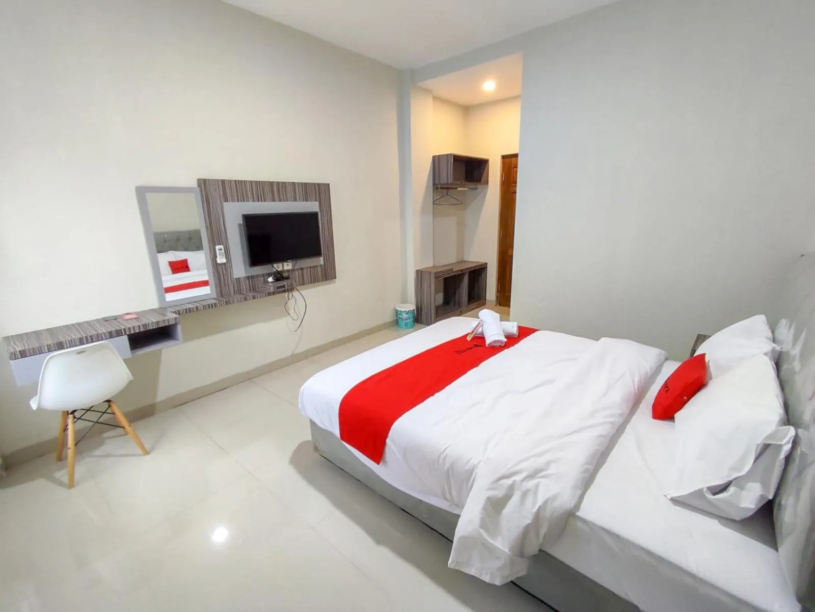 Bed in RedDoorz Syariah near GOR Satria Area