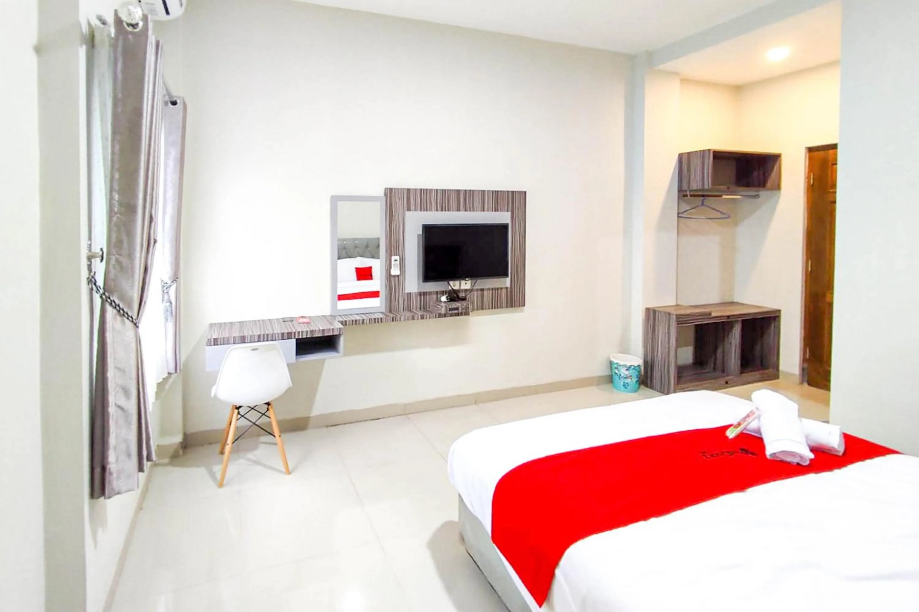 Bedroom, Bed in RedDoorz Syariah near GOR Satria Area