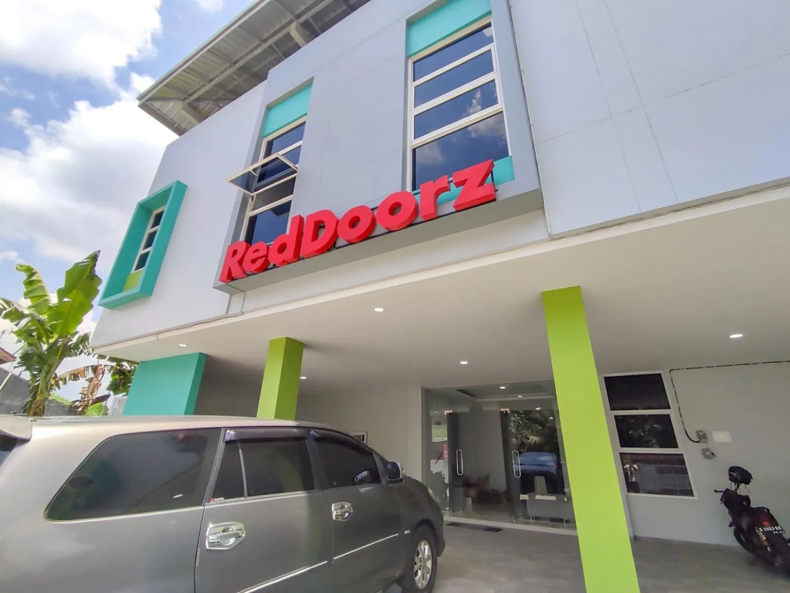 RedDoorz Syariah near GOR Satria Area