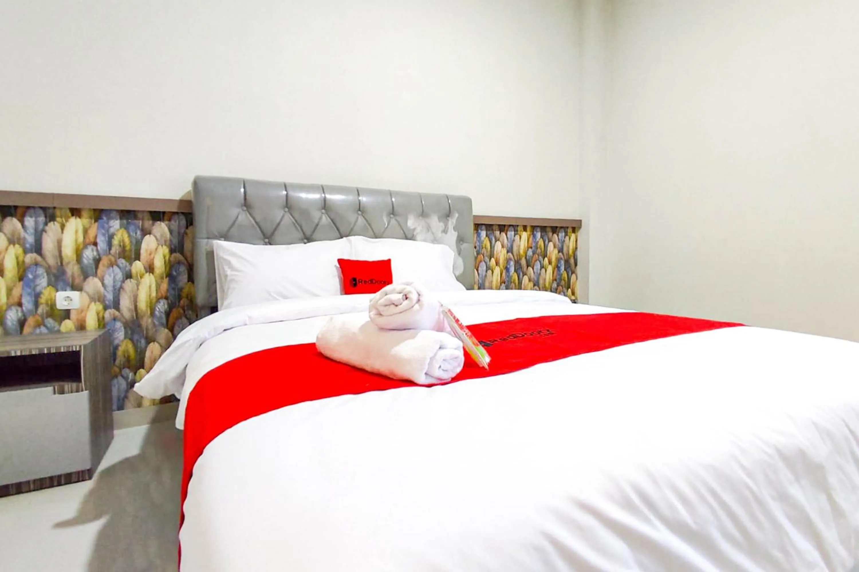 Bedroom, Bed in RedDoorz Syariah near GOR Satria Area