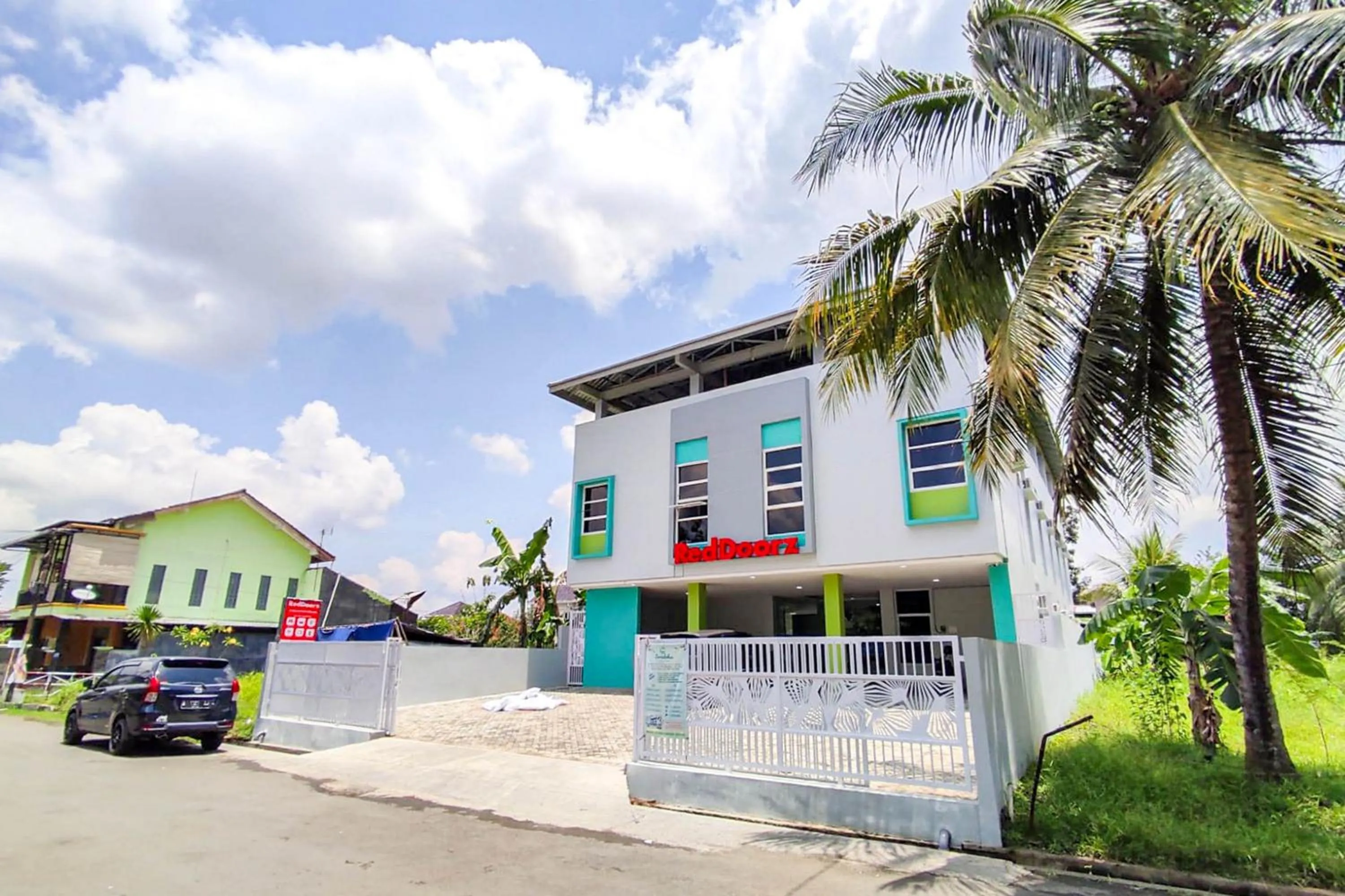 Facade/entrance in RedDoorz Syariah near GOR Satria Area