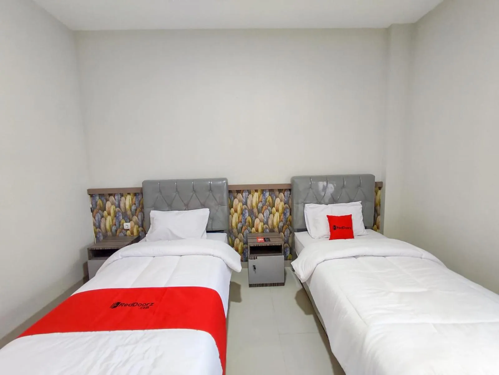 Bed in RedDoorz Syariah near GOR Satria Area