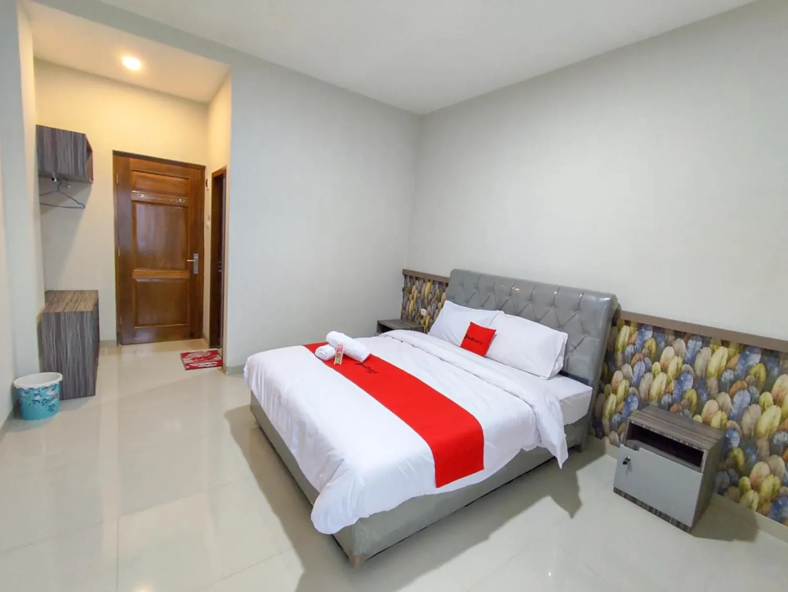 Bed in RedDoorz Syariah near GOR Satria Area