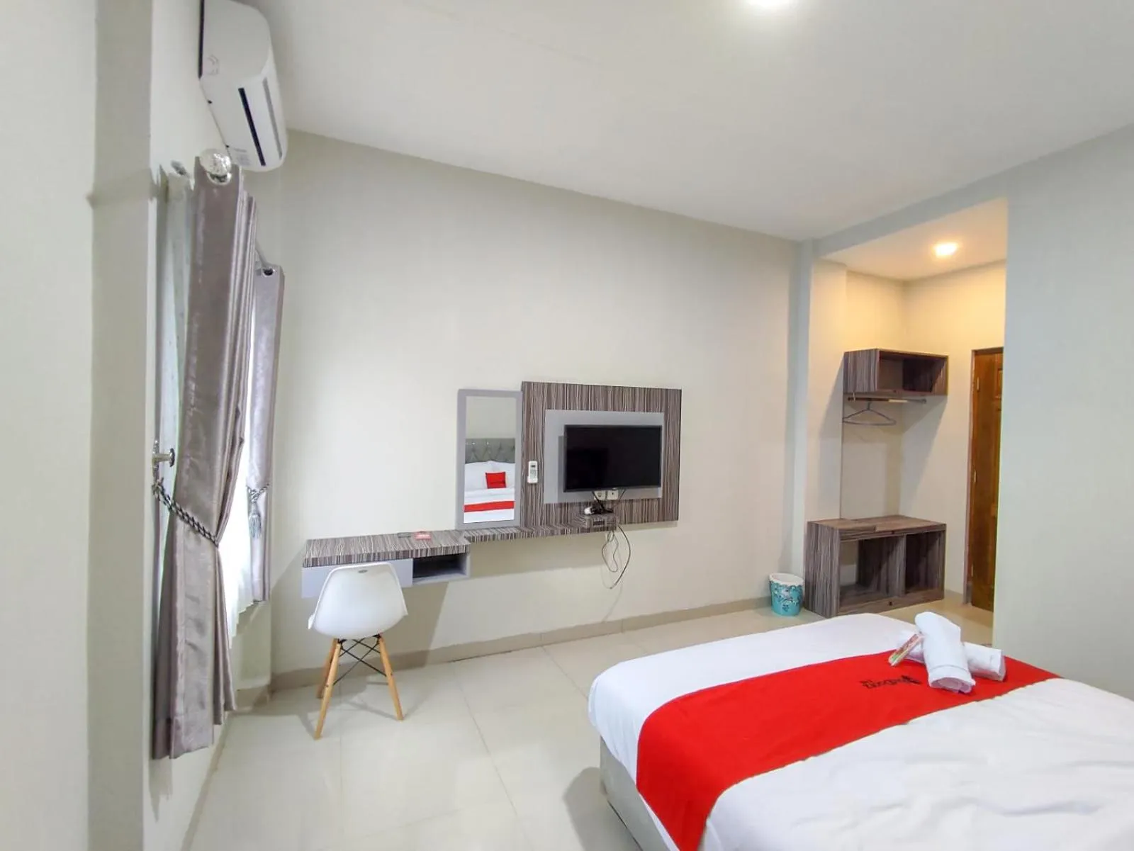 Bed in RedDoorz Syariah near GOR Satria Area