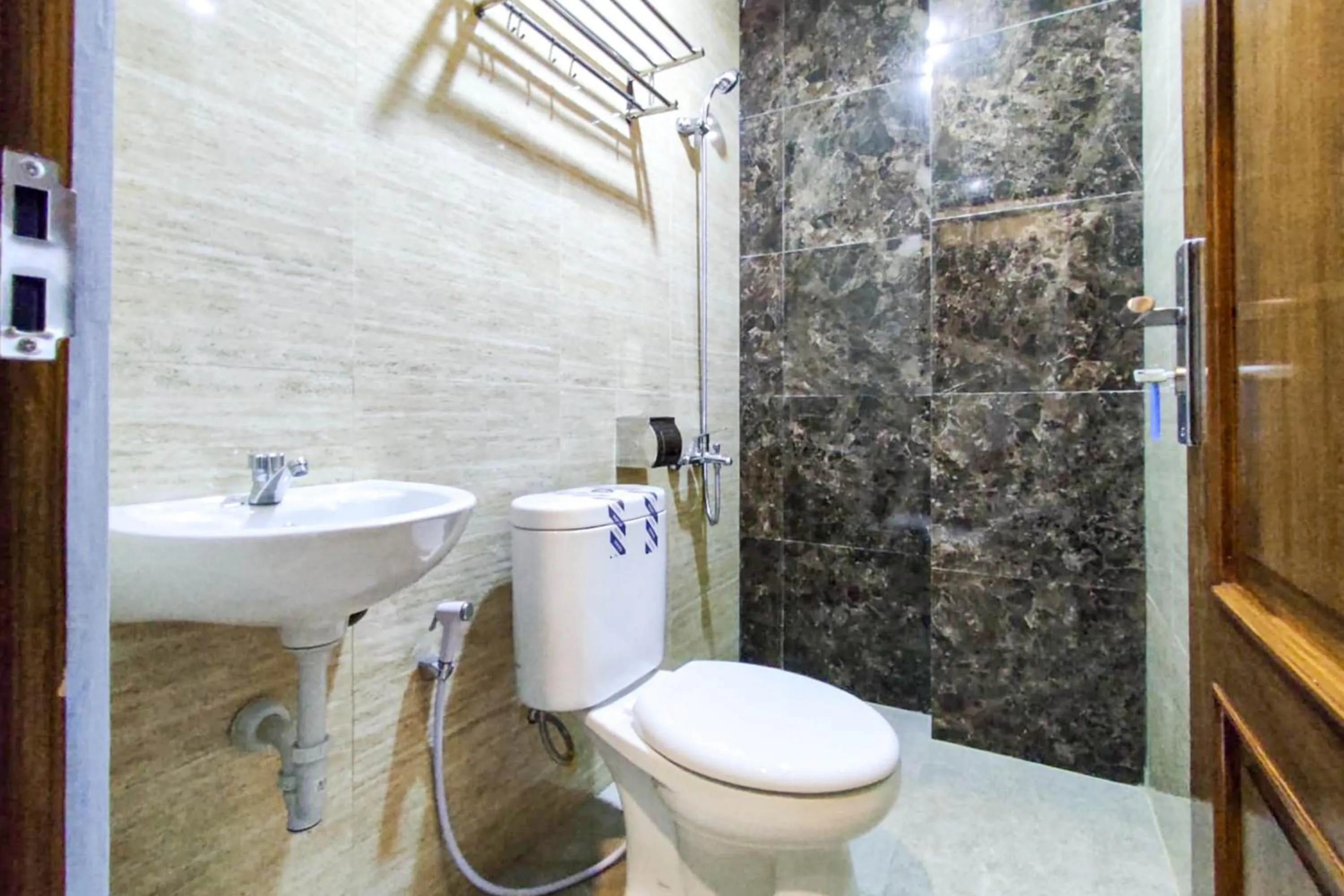 Bathroom in RedDoorz Syariah near GOR Satria Area