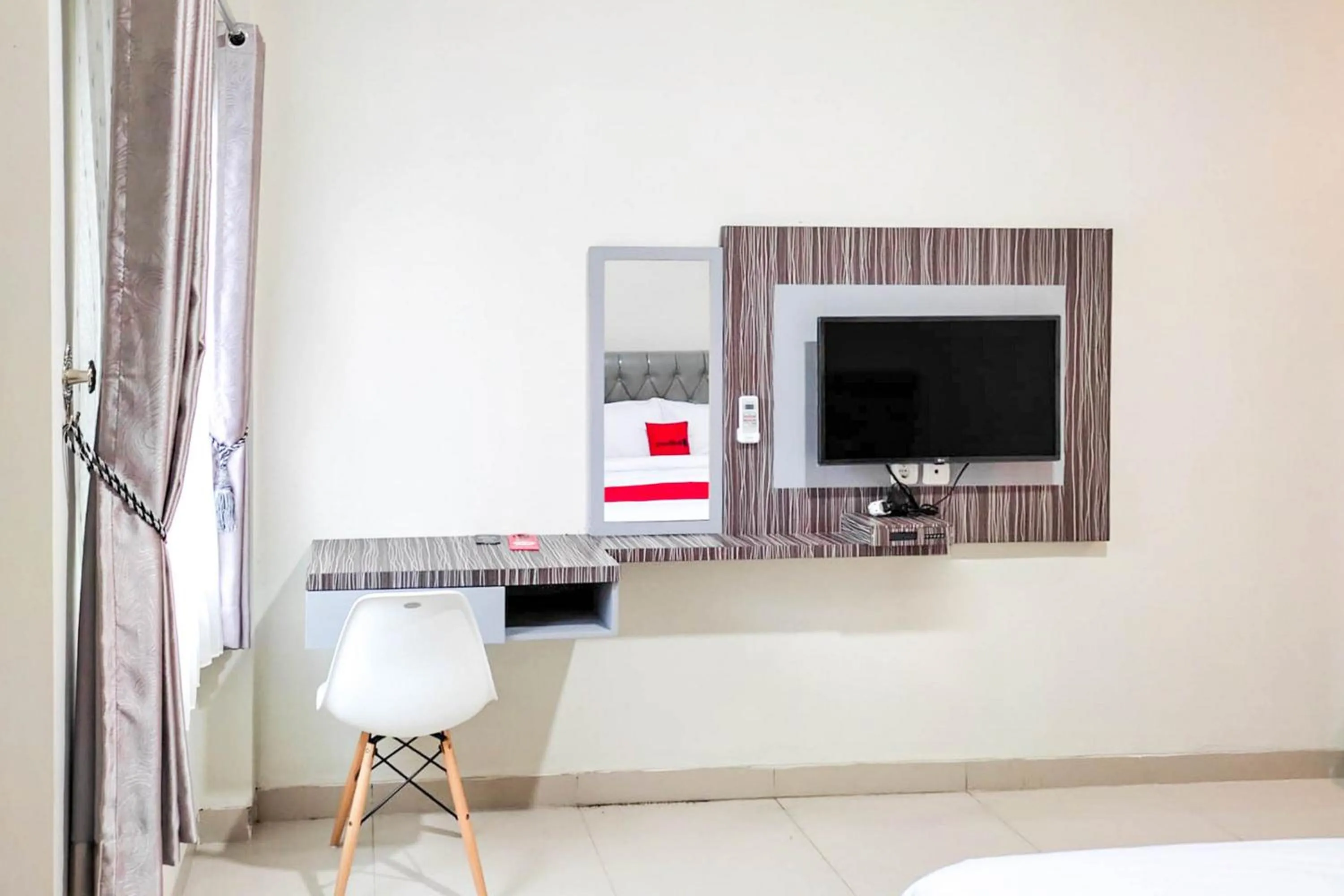 TV and multimedia in RedDoorz Syariah near GOR Satria Area