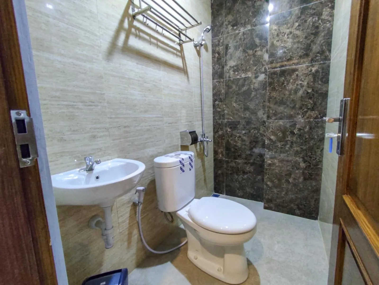 Bathroom in RedDoorz Syariah near GOR Satria Area