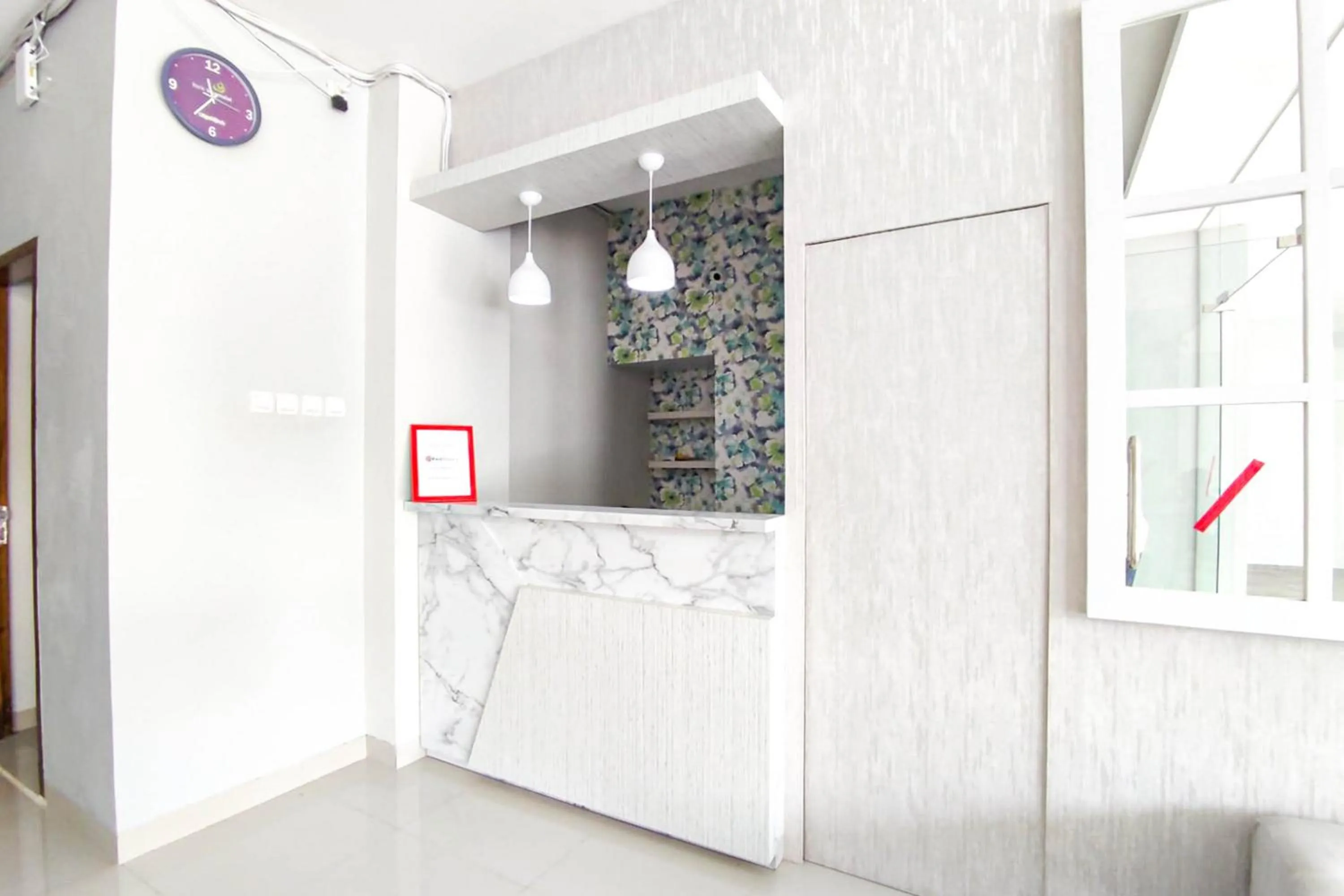 Lobby or reception in RedDoorz Syariah near GOR Satria Area