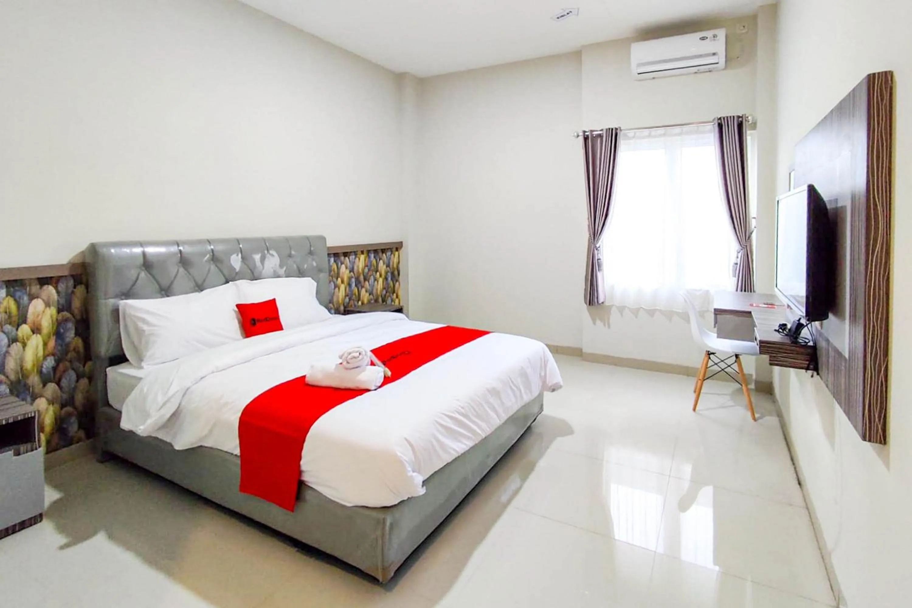 Bedroom, Bed in RedDoorz Syariah near GOR Satria Area