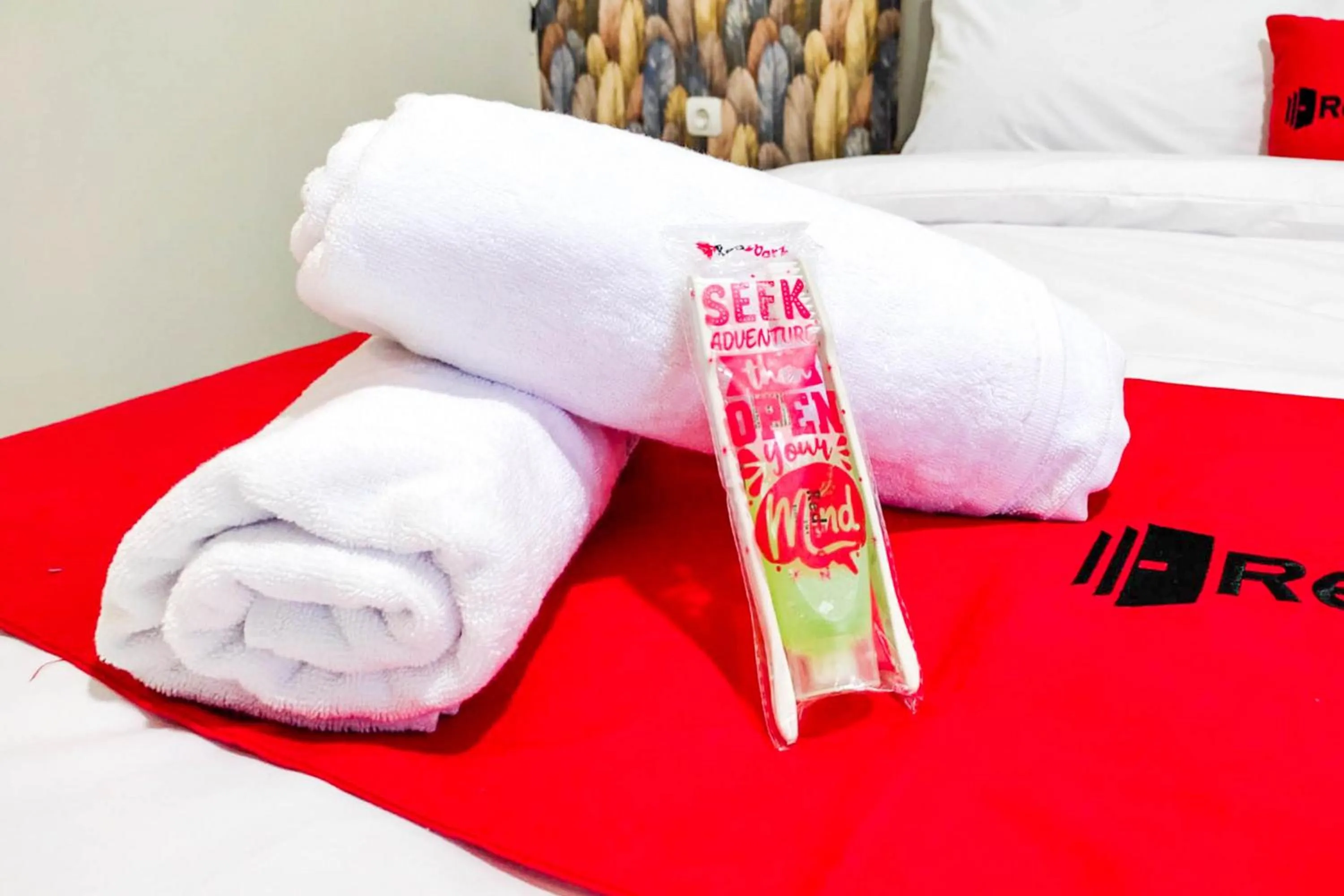 Bedroom, Bed in RedDoorz Syariah near GOR Satria Area