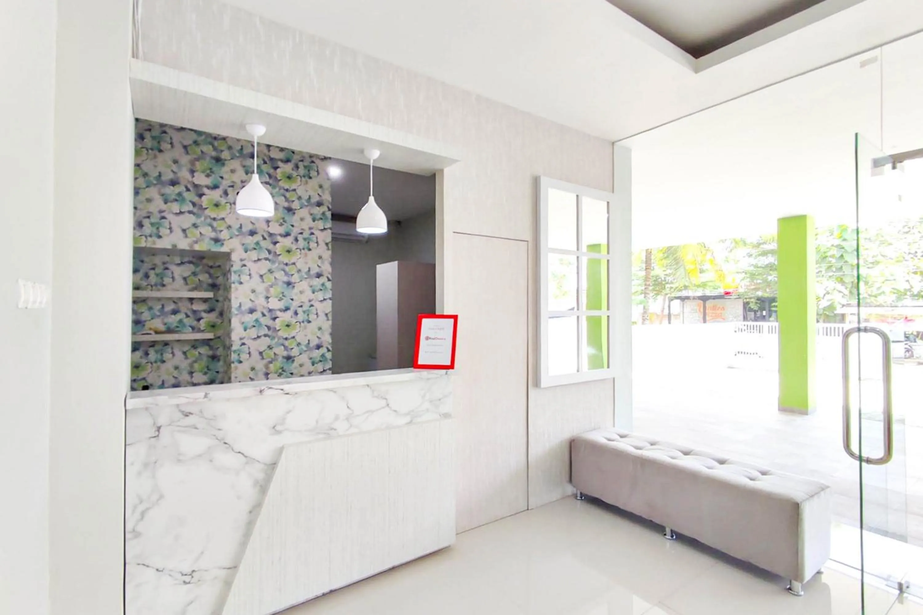 Lobby or reception, Bed in RedDoorz Syariah near GOR Satria Area