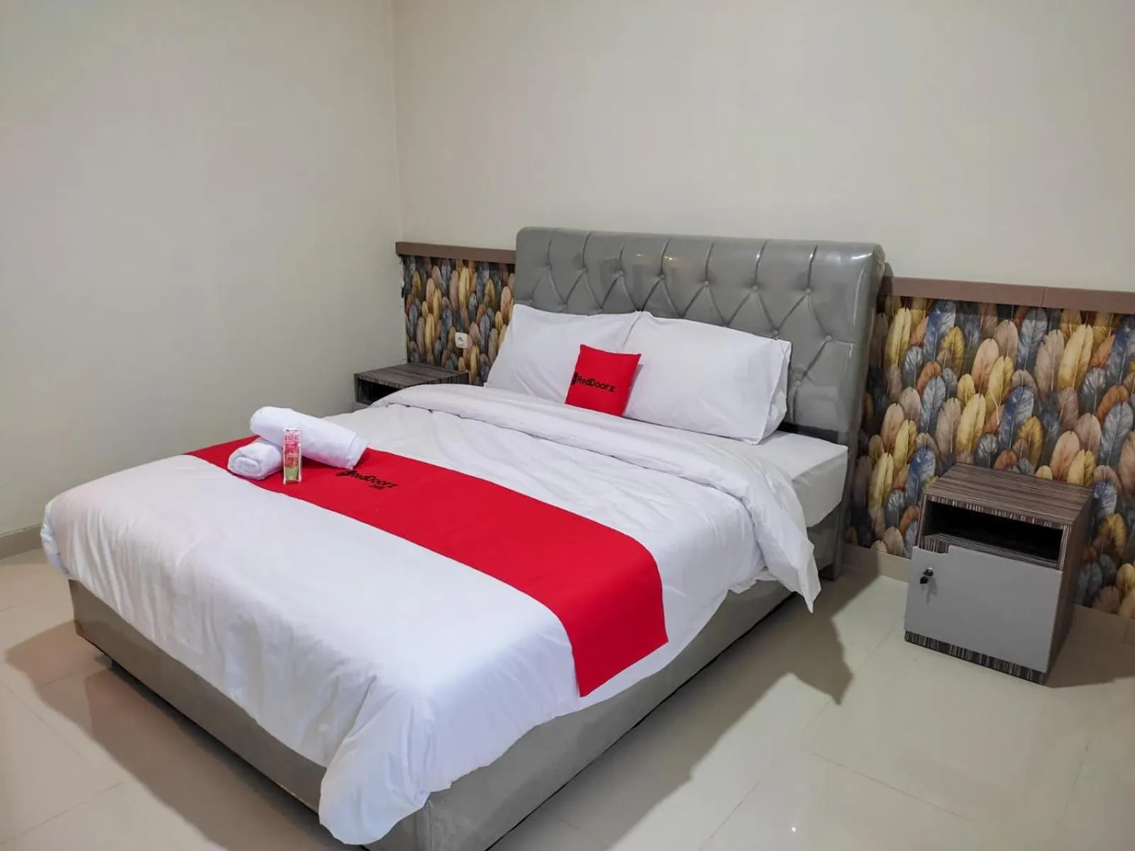 Bed in RedDoorz Syariah near GOR Satria Area