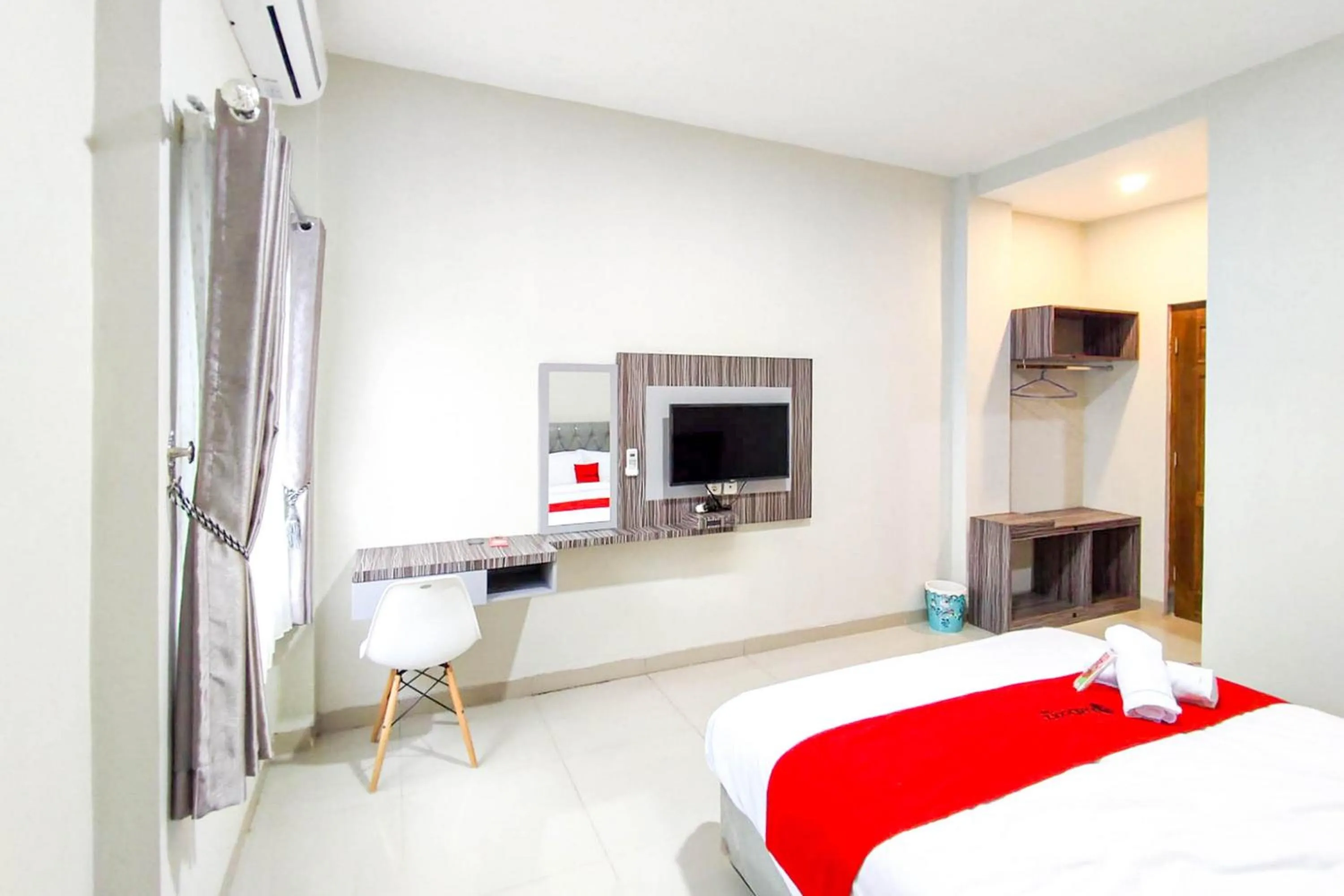 Bedroom, Bed in RedDoorz Syariah near GOR Satria Area