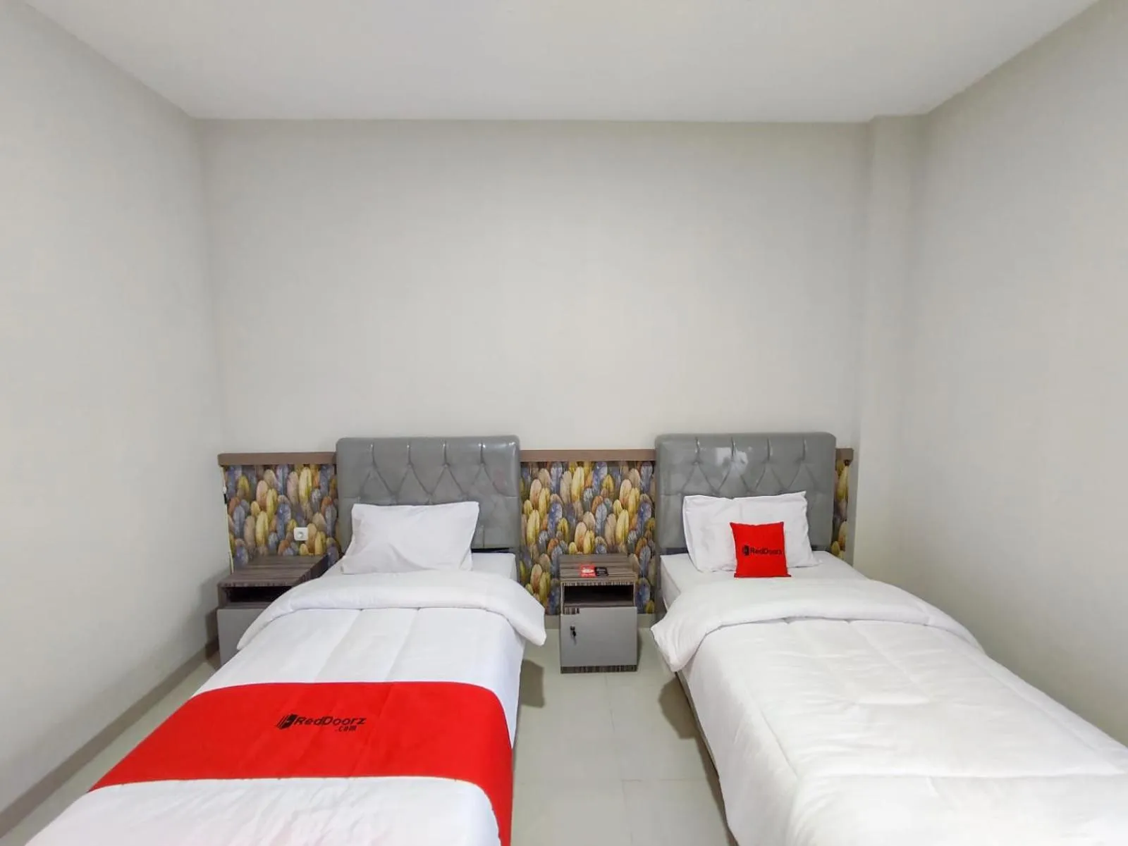 Bed in RedDoorz Syariah near GOR Satria Area