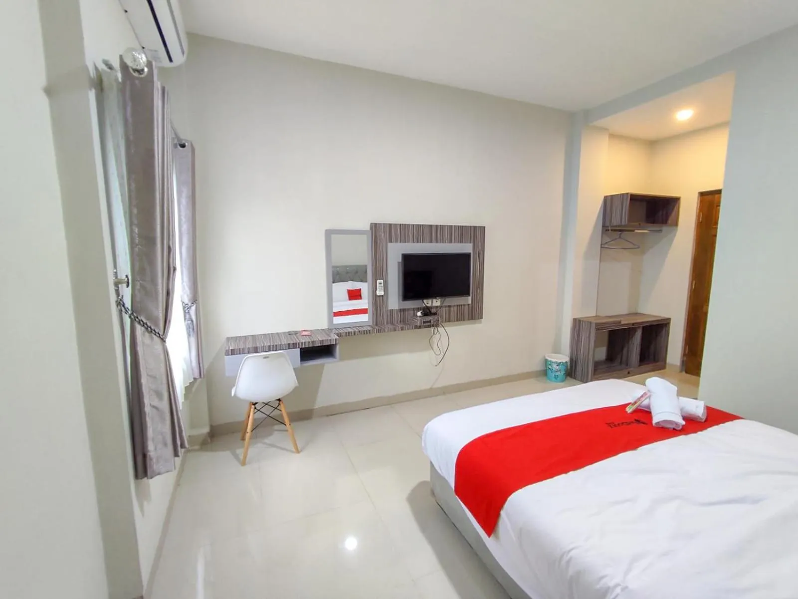 Bed in RedDoorz Syariah near GOR Satria Area