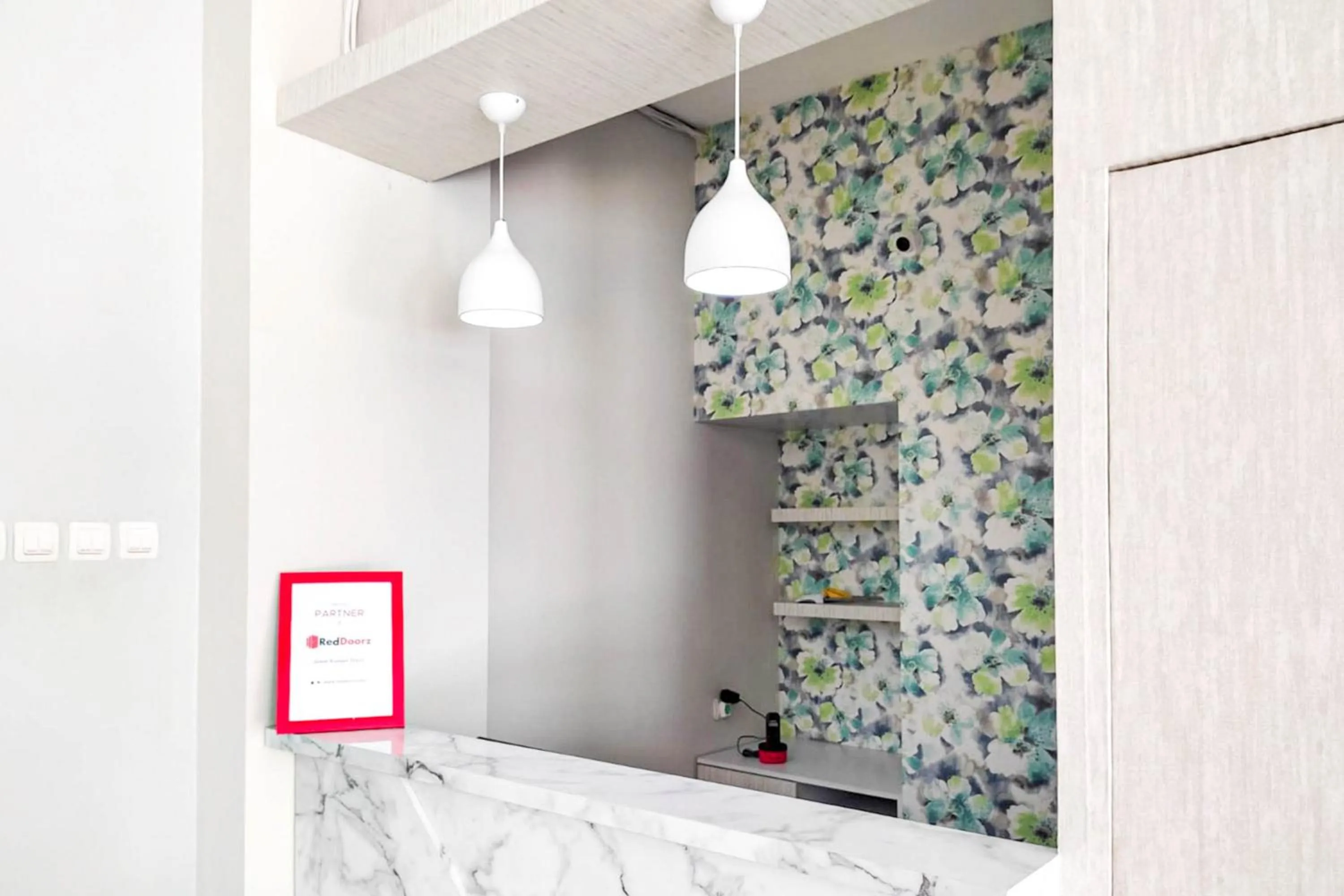 Lobby or reception in RedDoorz Syariah near GOR Satria Area