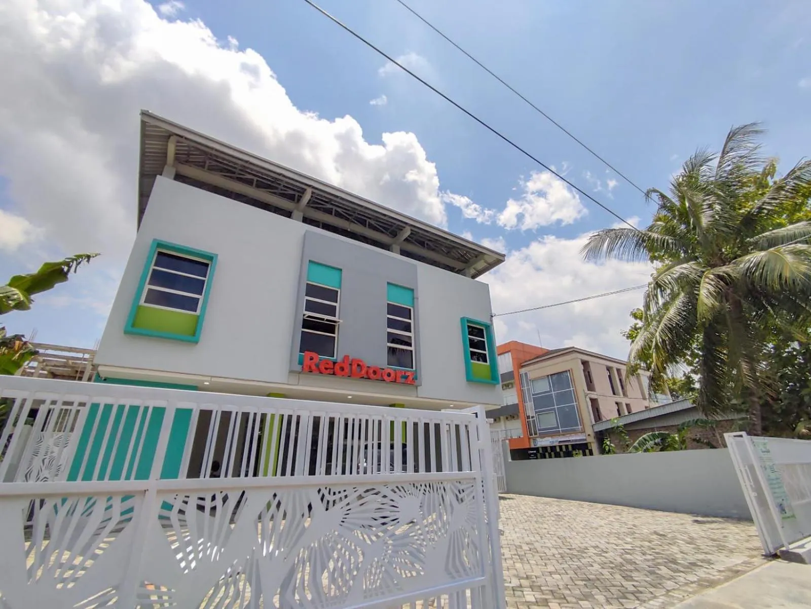 RedDoorz Syariah near GOR Satria Area