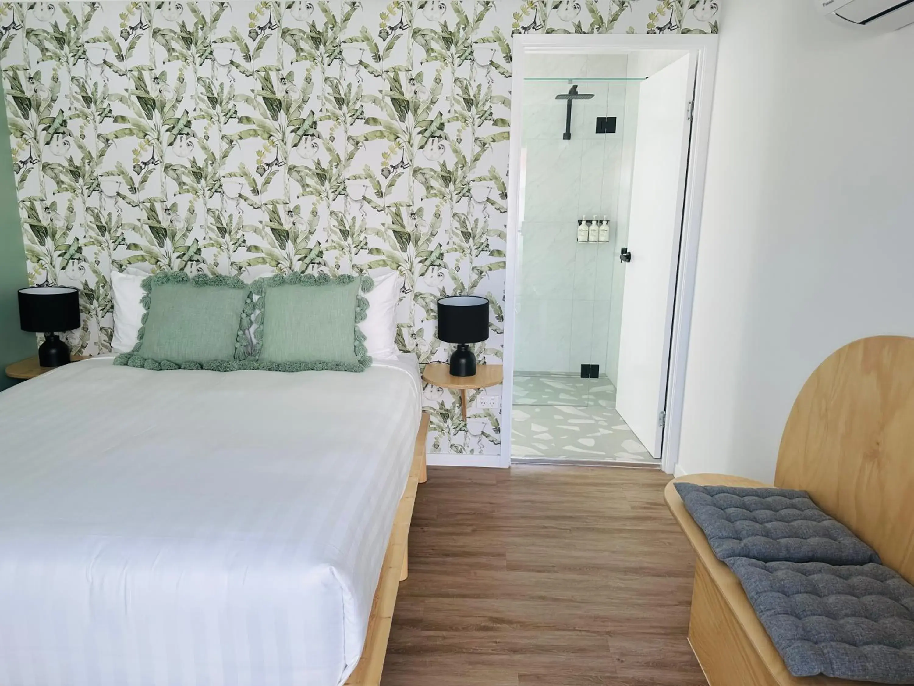 Deluxe Double Room with Bath in Tessa's on the Beach Deluxe Double Room with Bath in Tessa's on the Beach