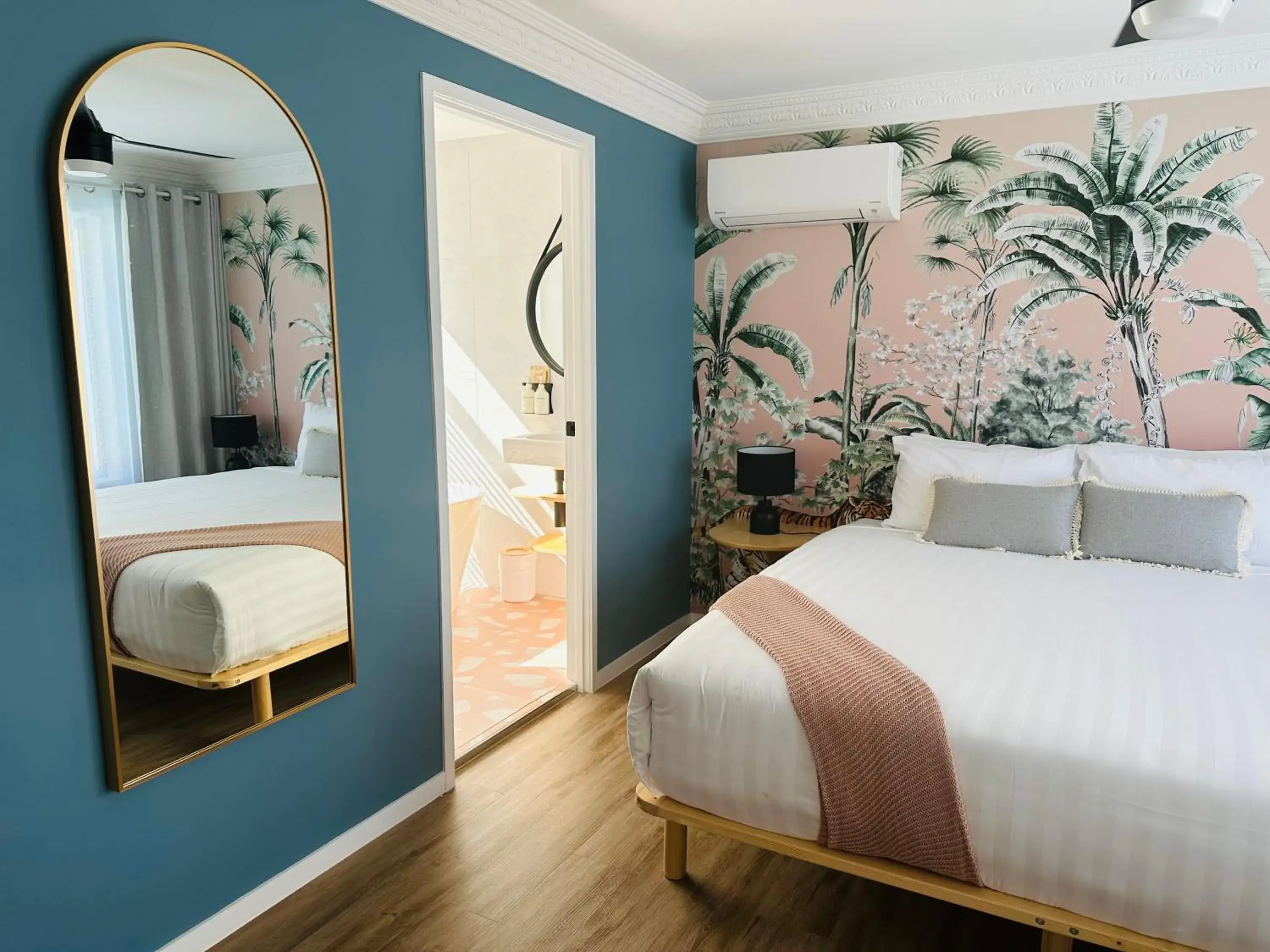 Deluxe King Suite in Tessa's on the Beach Deluxe King Suite in Tessa's on the Beach