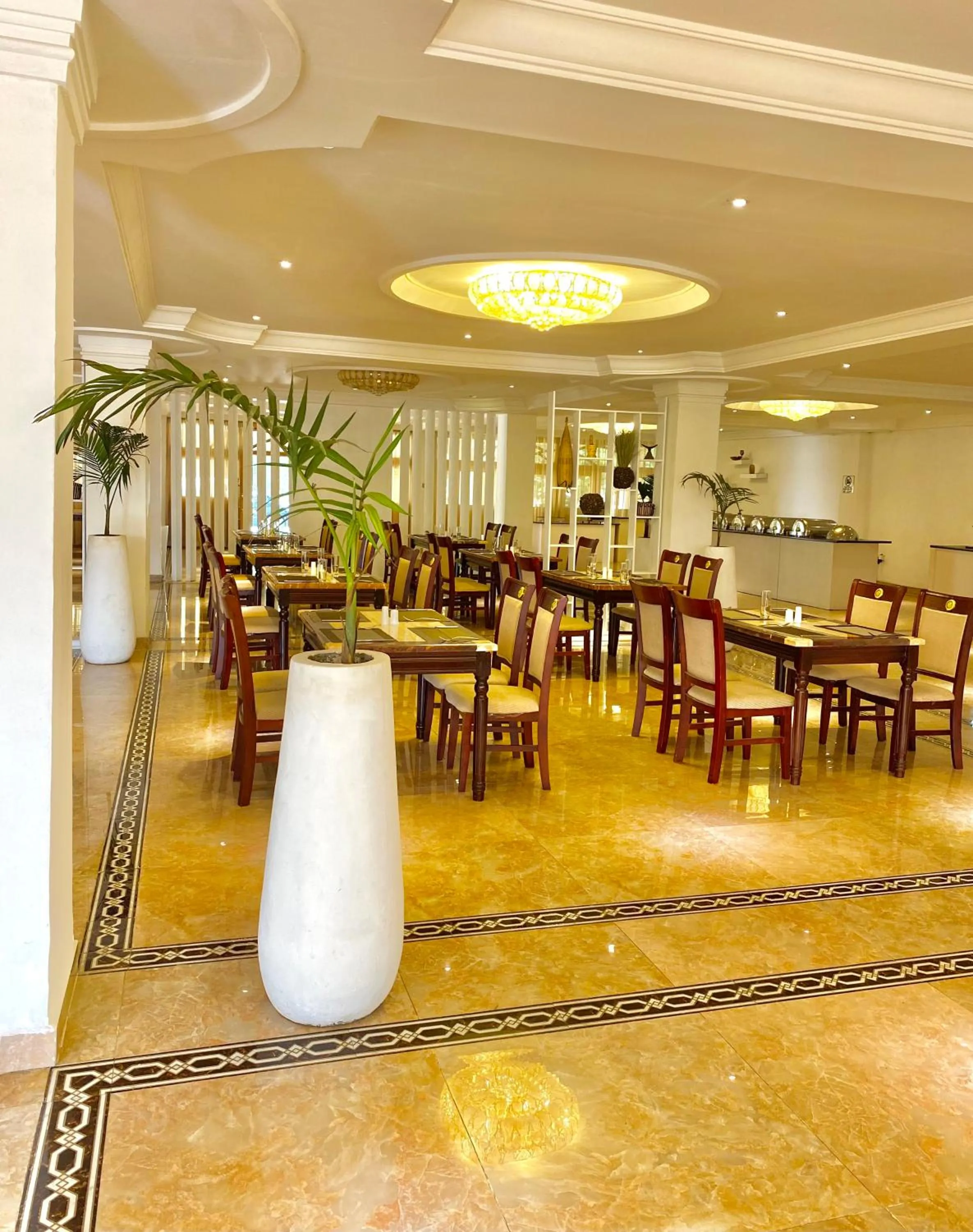 Restaurant/places to eat in De Leopol Hotel
