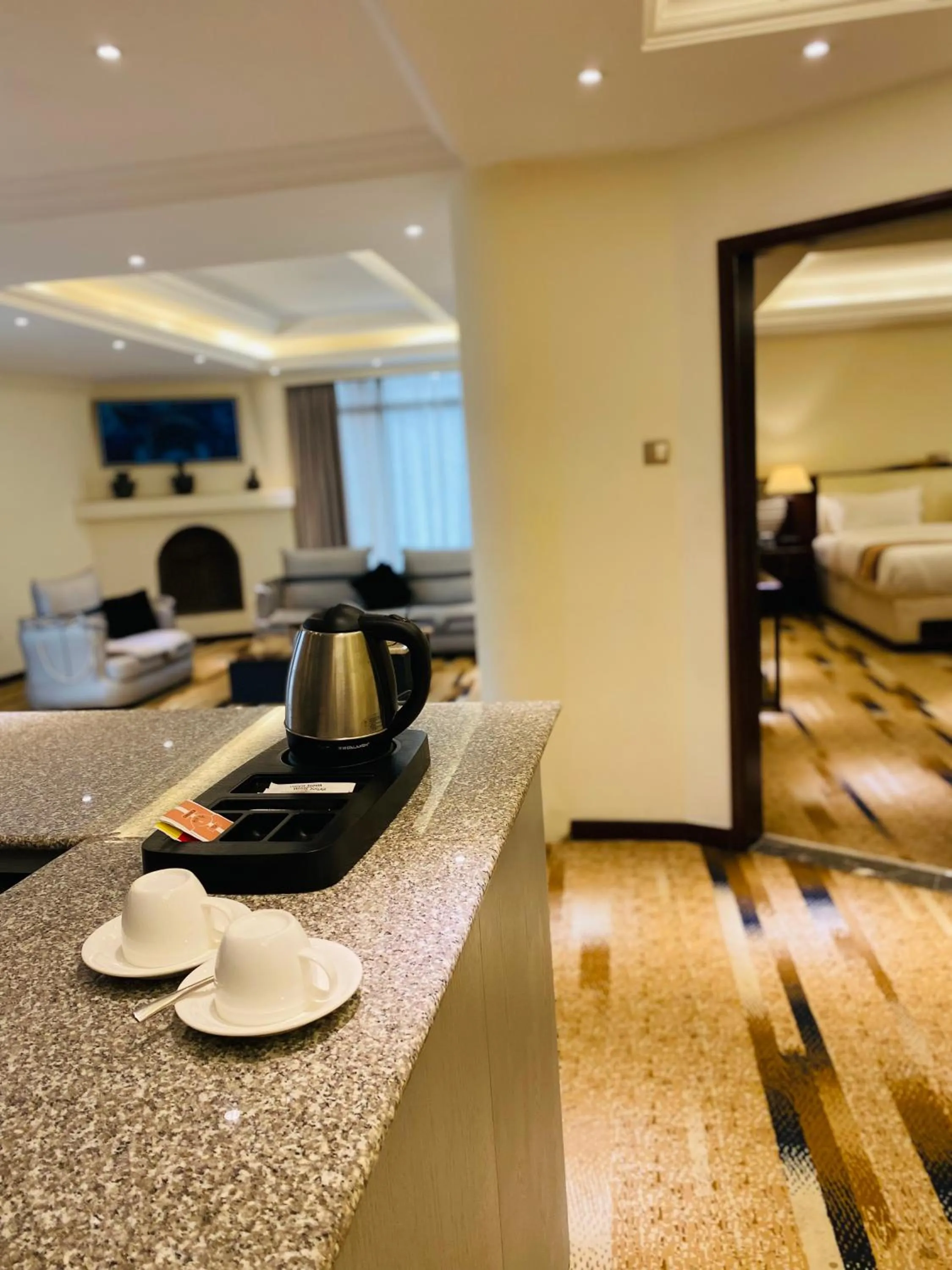 Kitchen or kitchenette, Bed in De Leopol Hotel