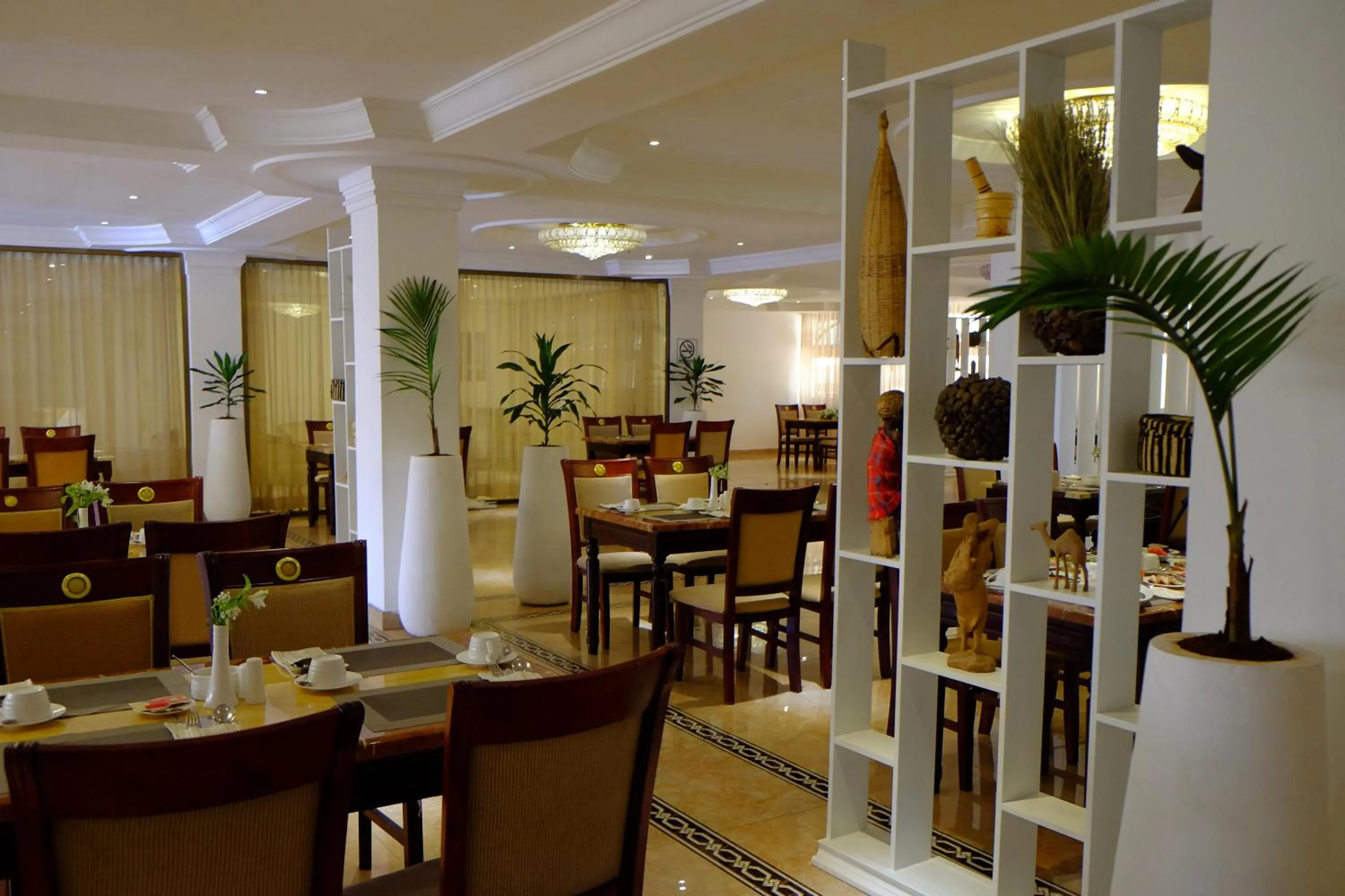 Restaurant/places to eat in De Leopol Hotel