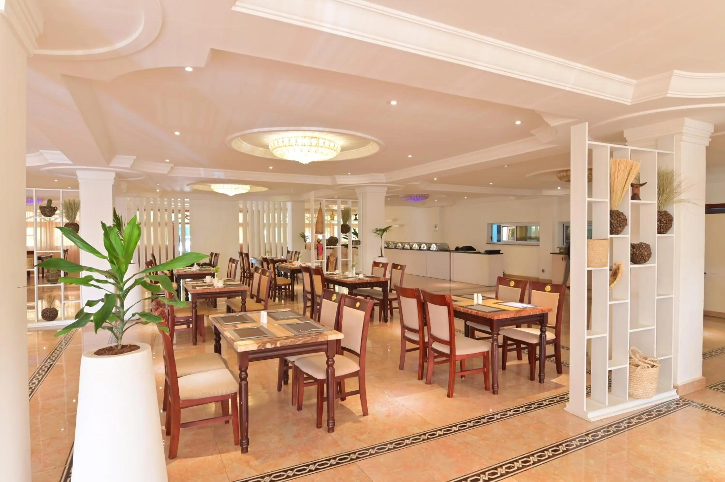 Restaurant/places to eat in De Leopol Hotel