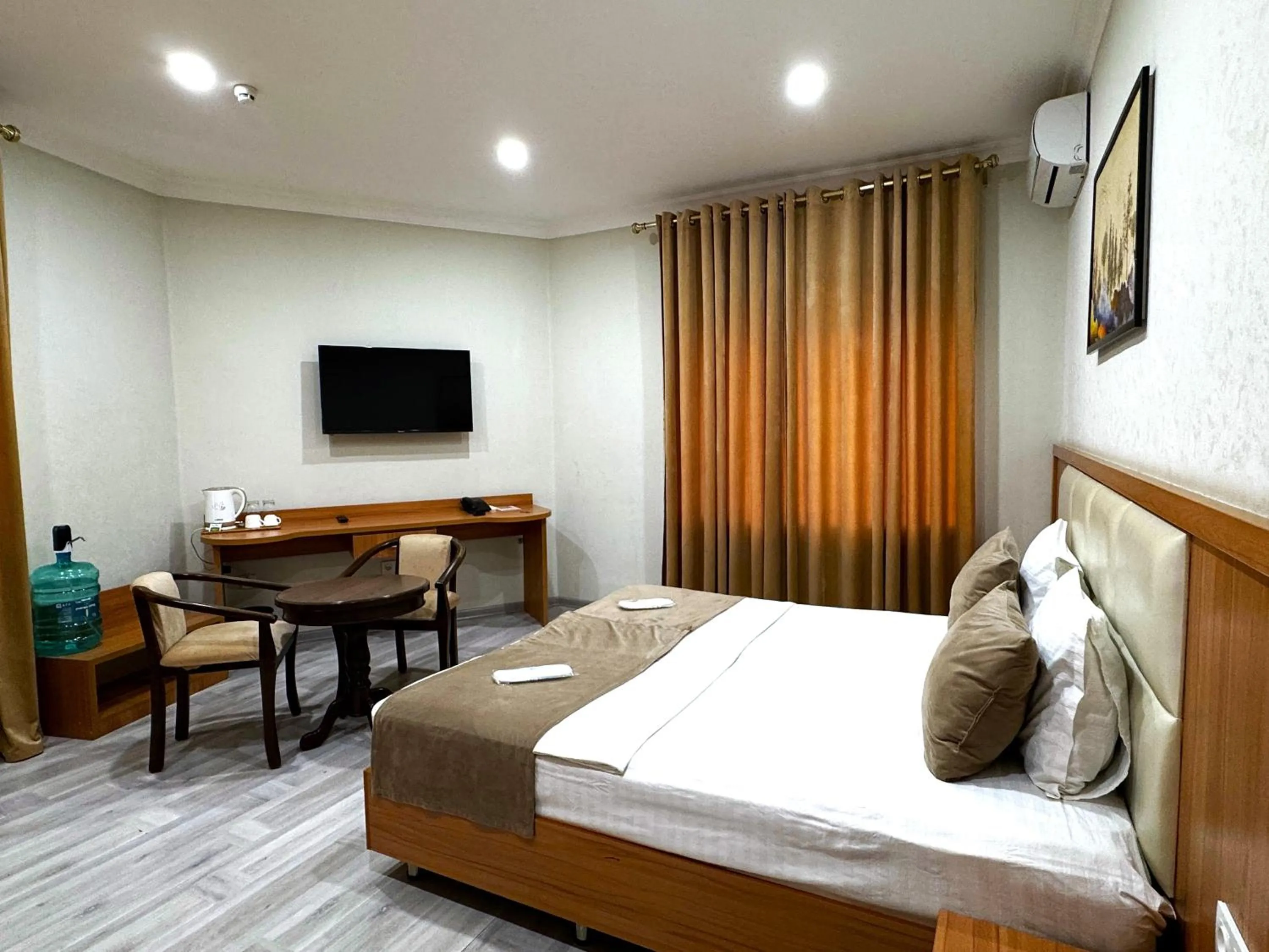 Photo of the whole room, Bed in The Moon Hotel