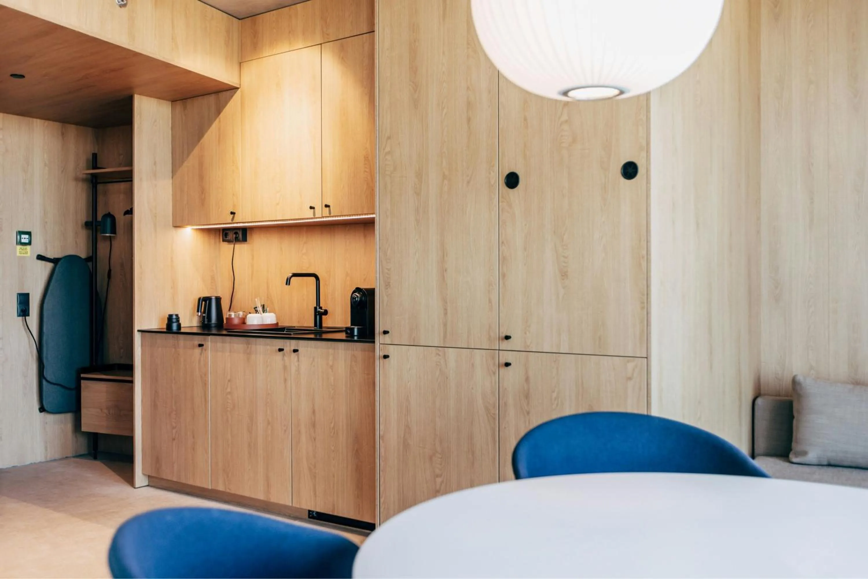 Kitchen or kitchenette, Bed in A Place To Hotel Esbjerg