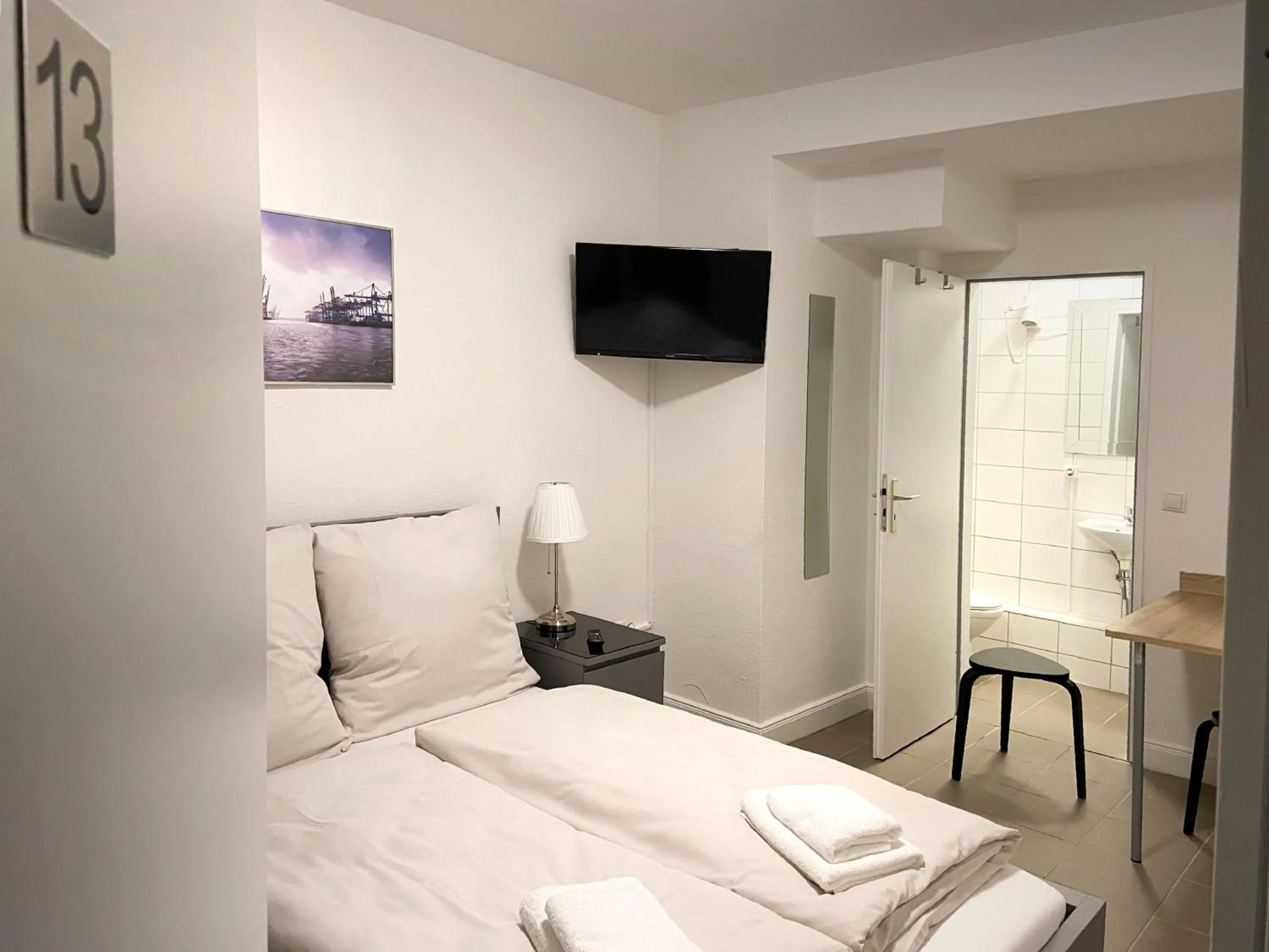 Photo of the whole room, Bed in Sleep In Hamburg Kajüten