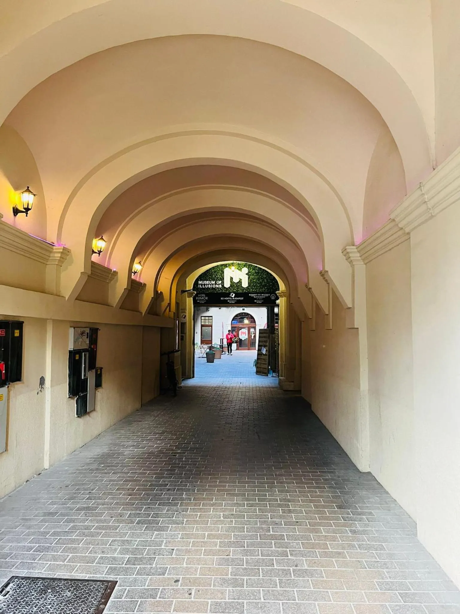 Facade/entrance in Rumor Rooms