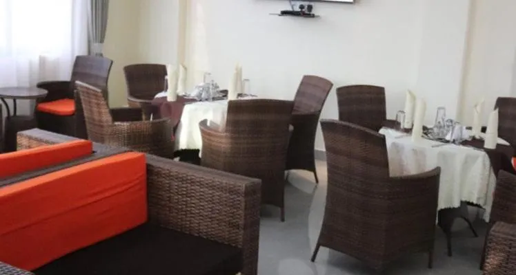 Restaurant/places to eat in Avesta Hotel