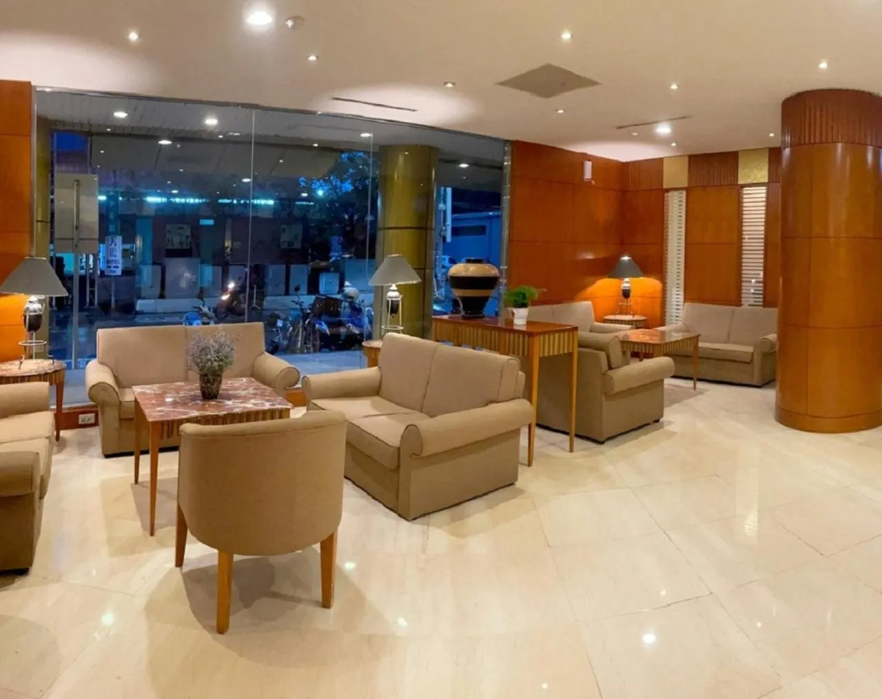 Communal lounge/ TV room in Hotel Avenue