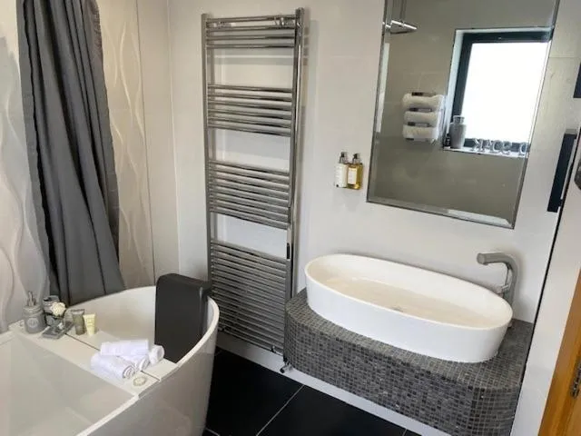 Bathroom in Seren Las, Tenby