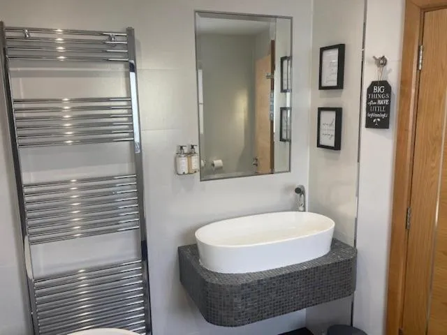 Bathroom in Seren Las, Tenby