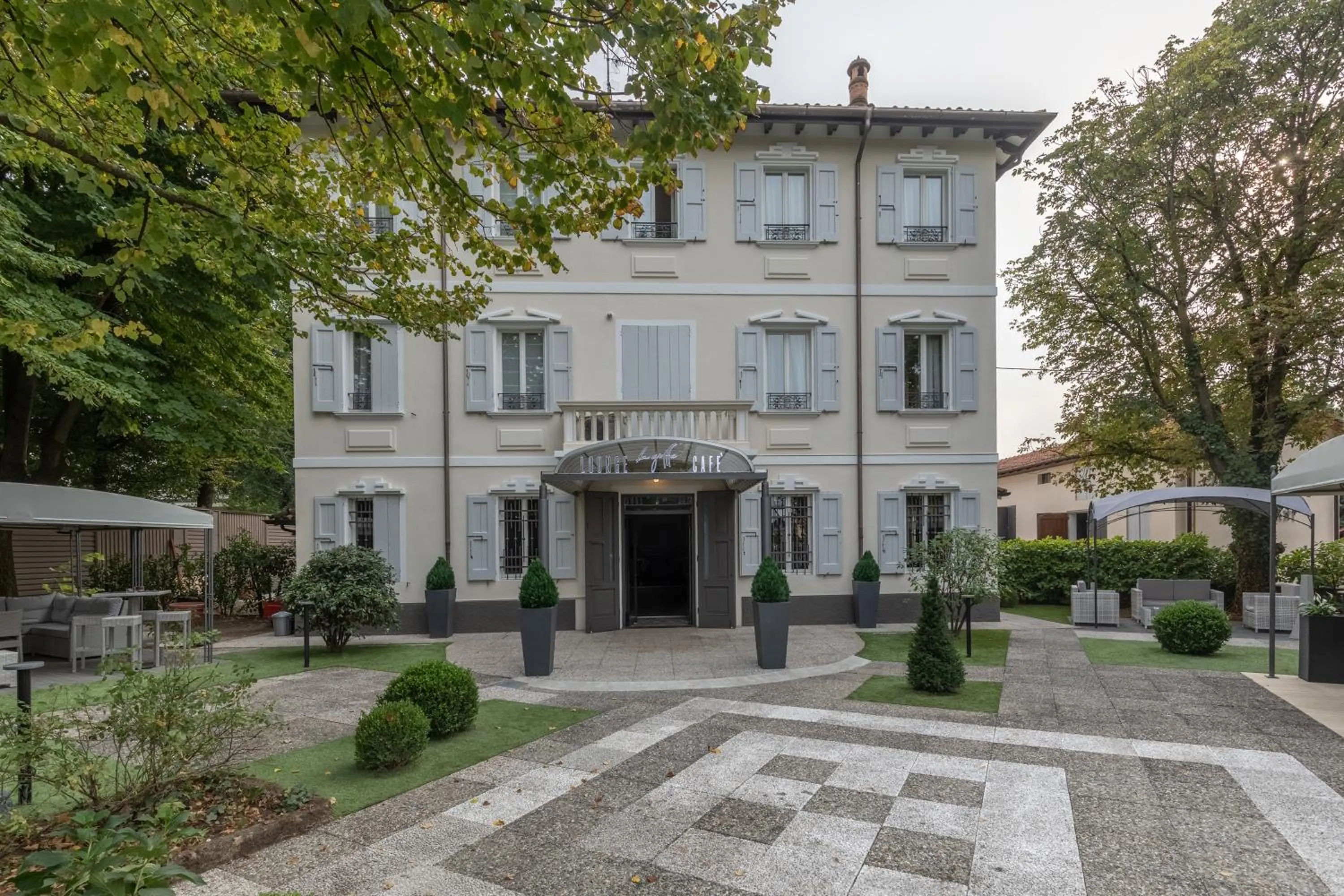 Property building in Villa Petra