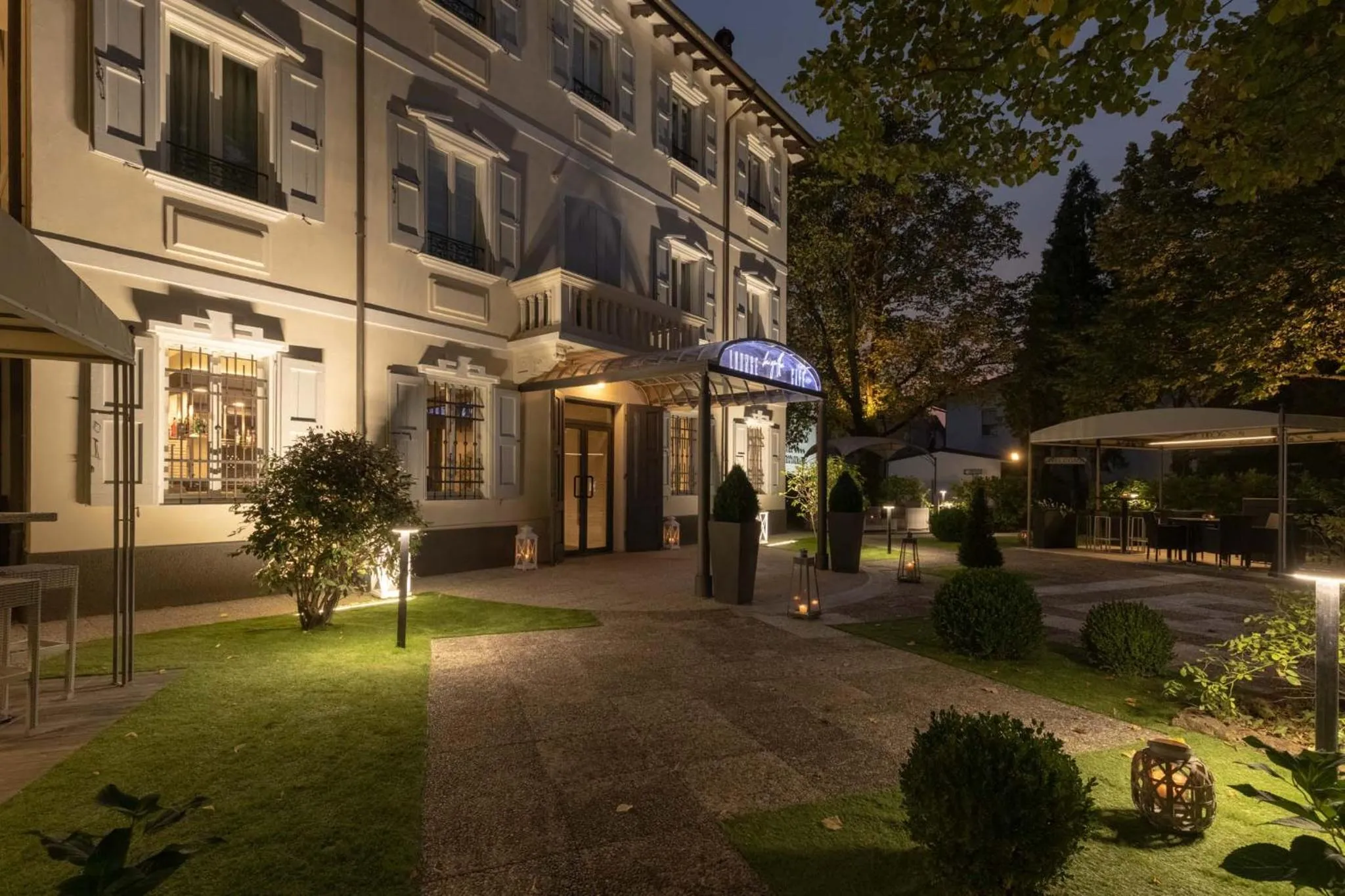 Property building in Villa Petra