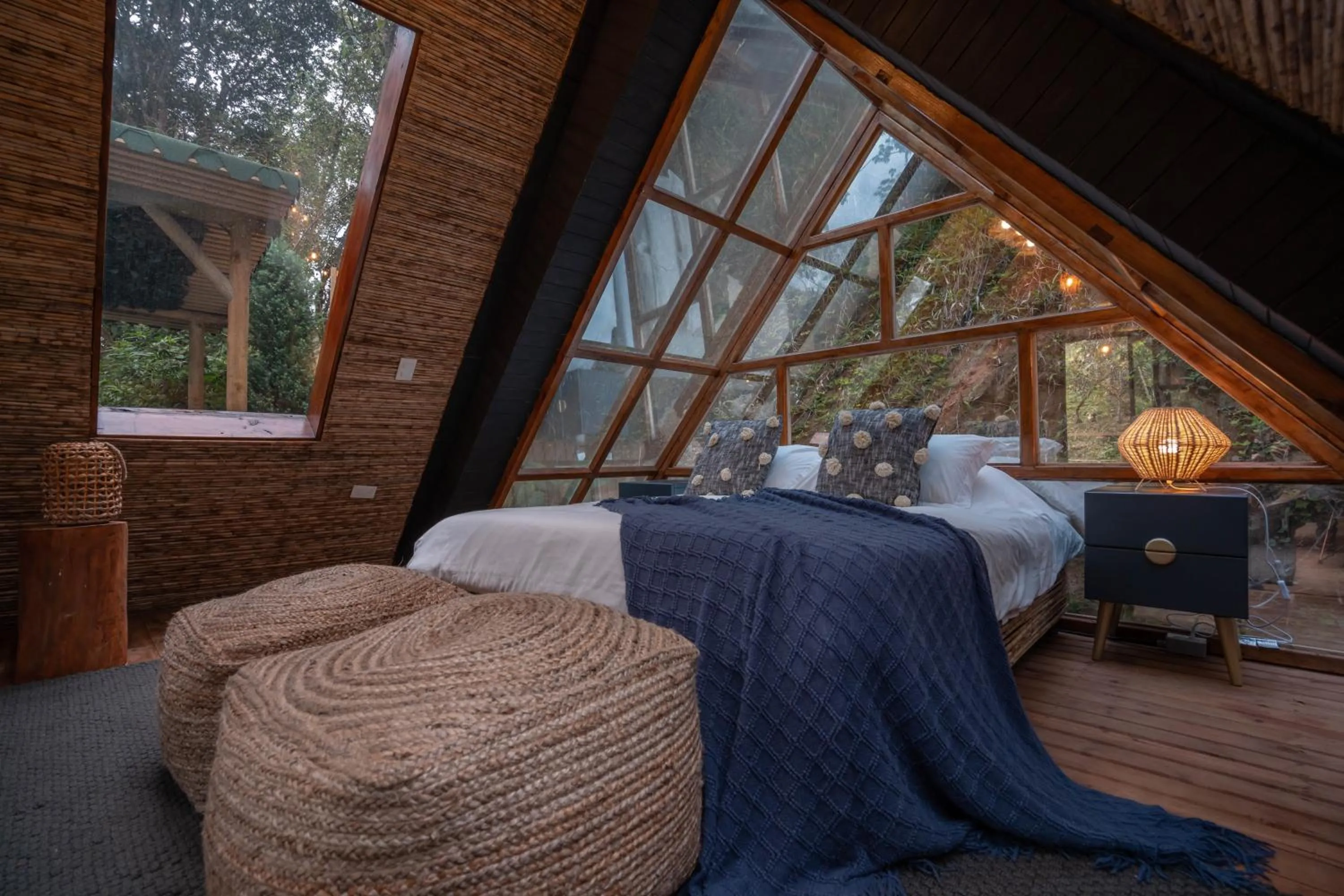 Photo of the whole room, Bed in BubbleSky Glamping Guatapé