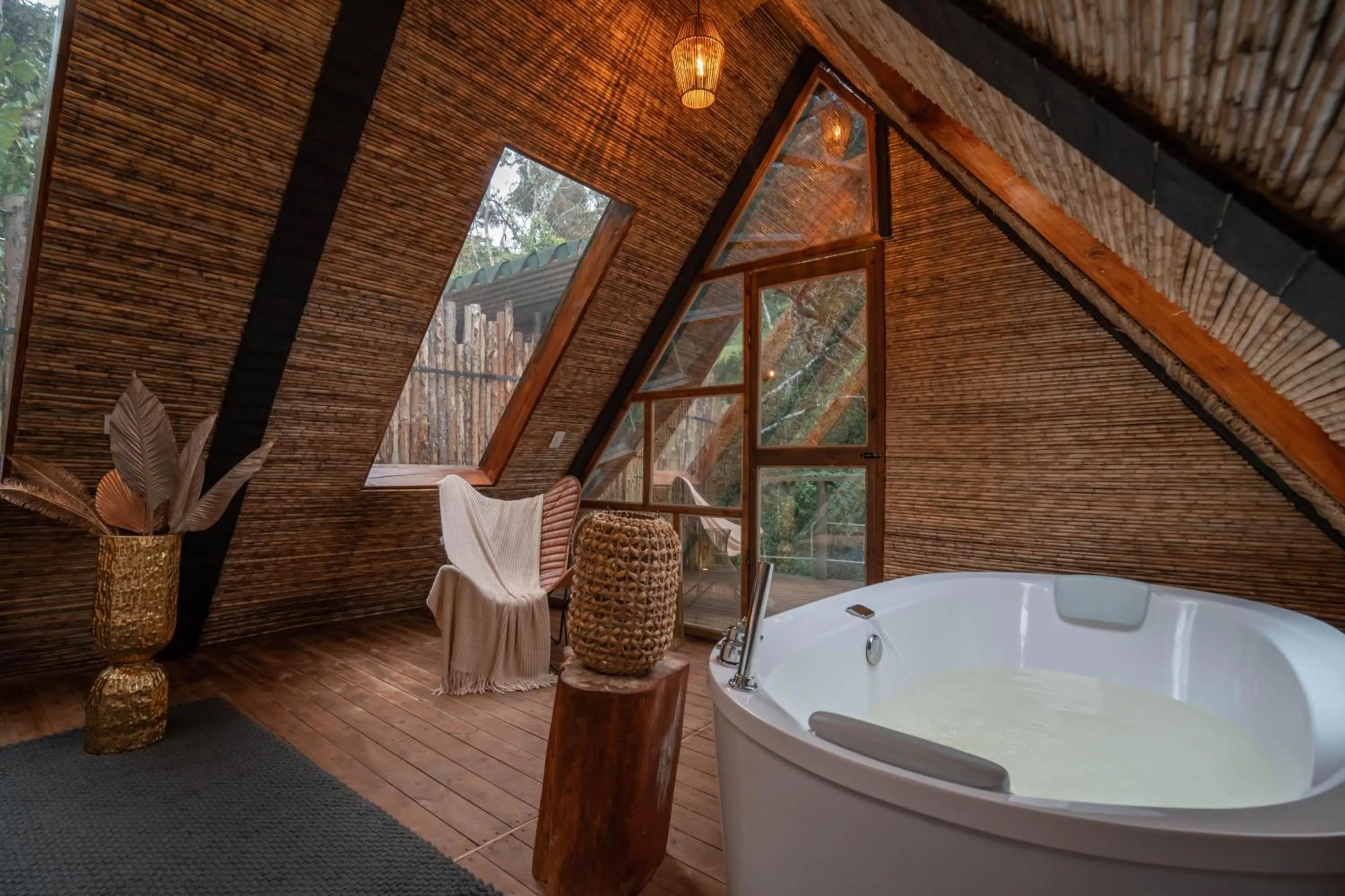 Hot Tub in BubbleSky Glamping Guatapé