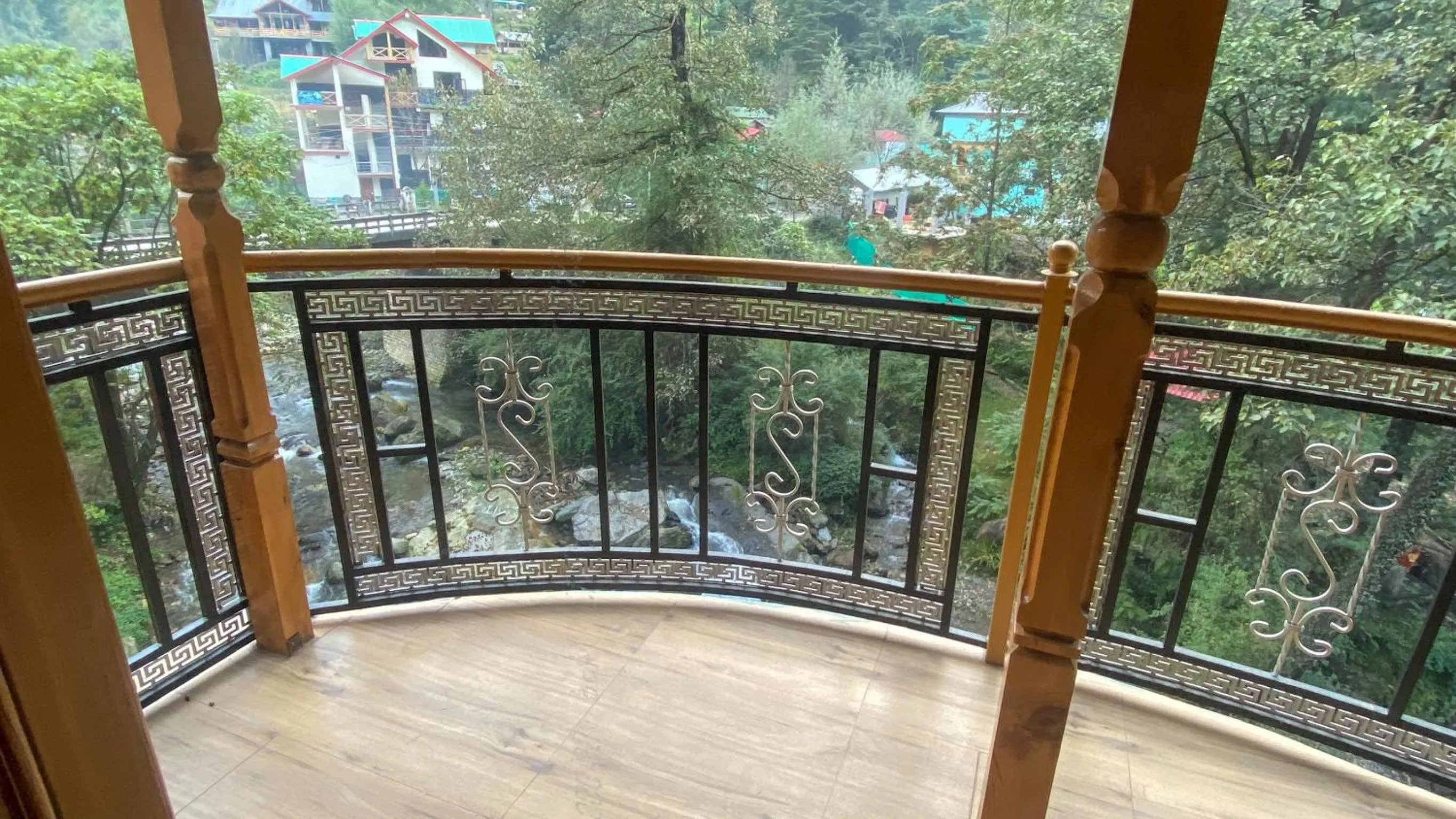 Day in Madpackers Jibhi - Of Streamsides & Waterfalls