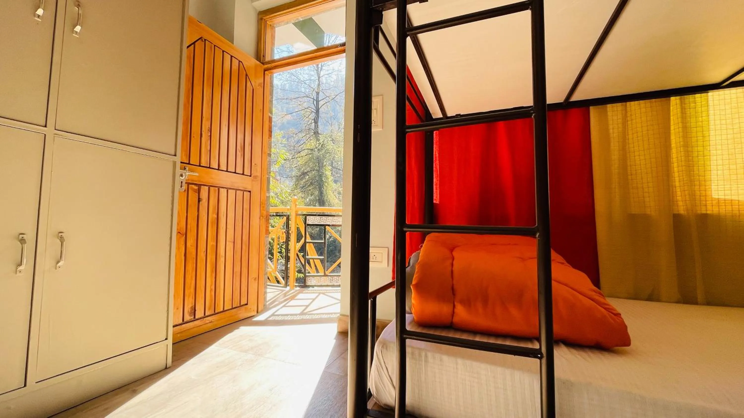 Bed in Madpackers Jibhi - Of Streamsides & Waterfalls