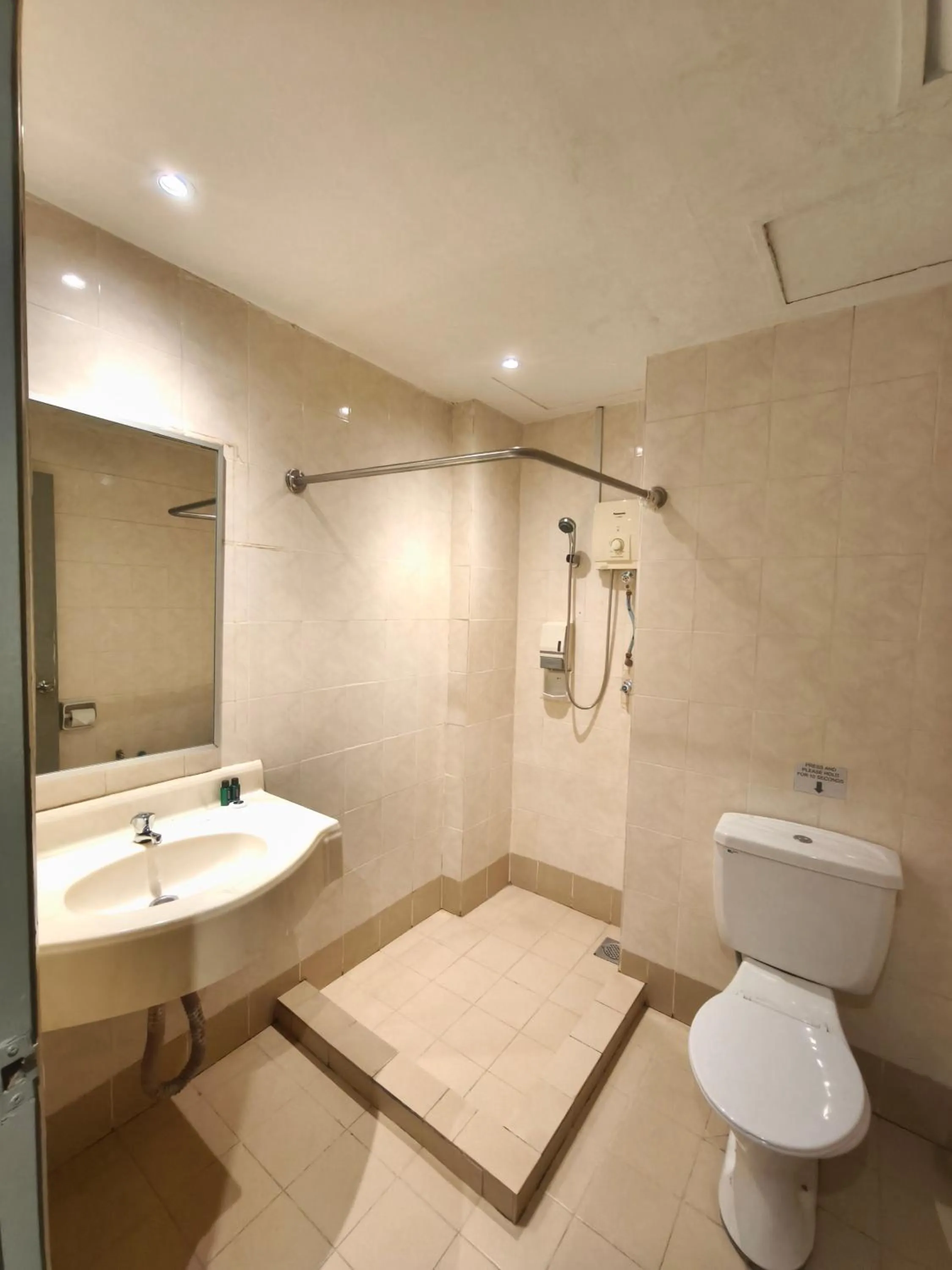 Bathroom in Alamis City Kuala Lumpur - Formerly EDC Hotel Kuala Lumpur