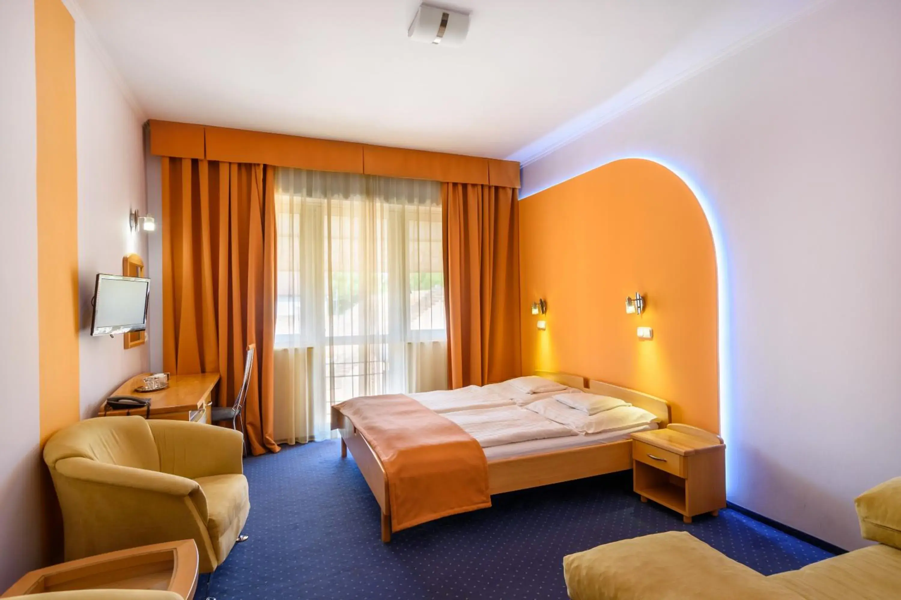 Superior Double Room in Hotel Négy Évszak Superior Double Room in Hotel Négy Évszak