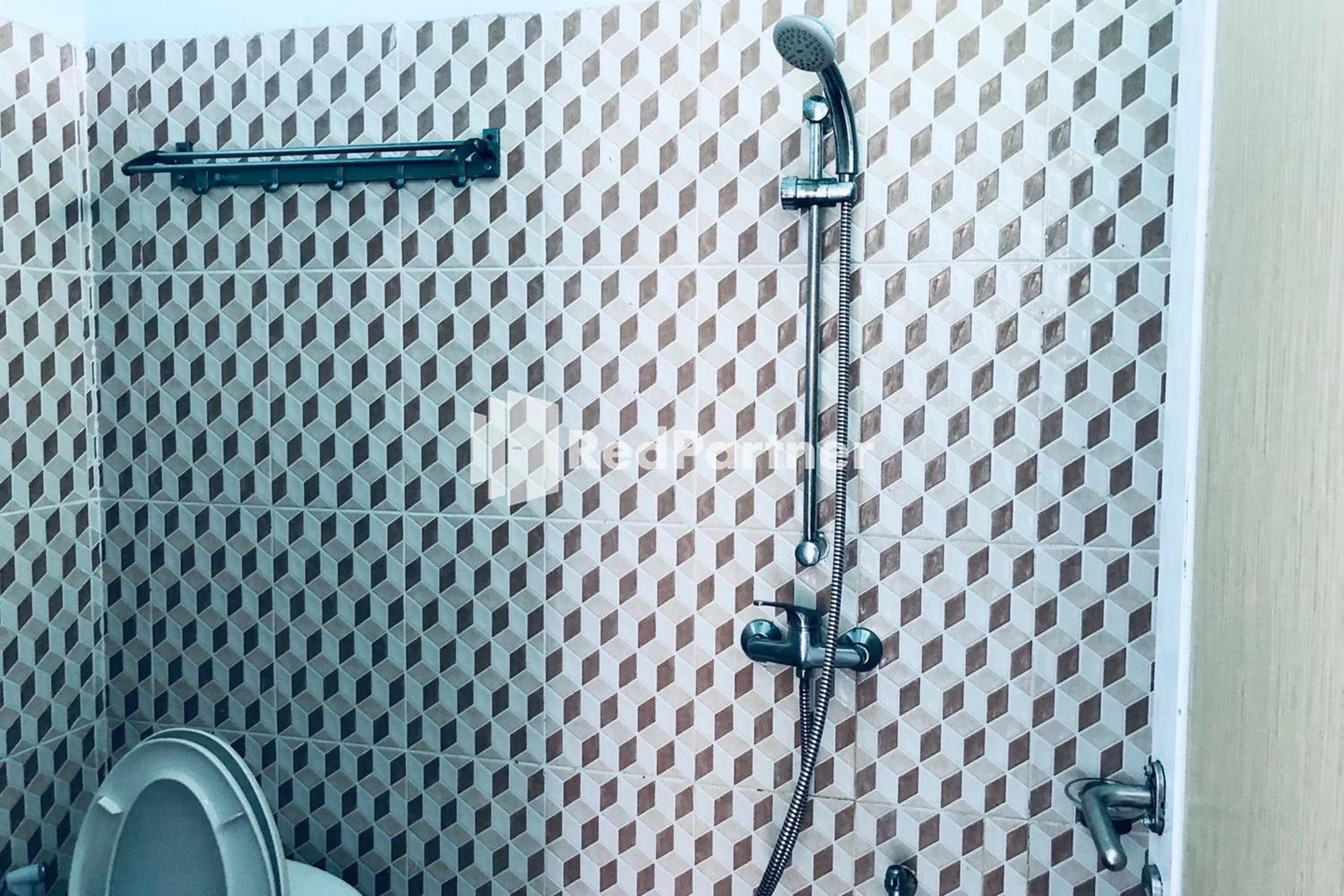 Shower in Wisma Suci Syariah Polewali Mandar Mitra RedDoorz