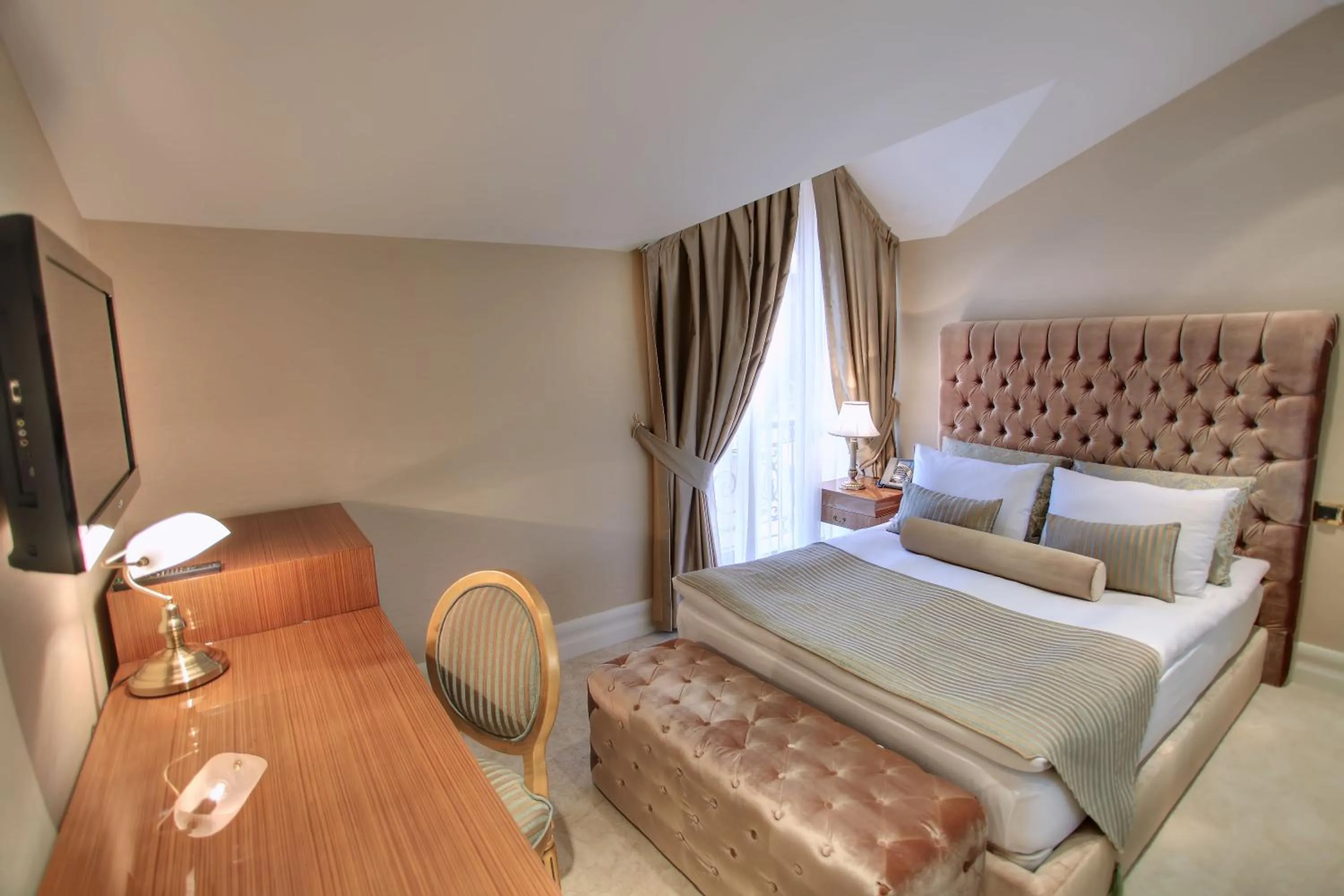 Bed in Lake Palace Baku