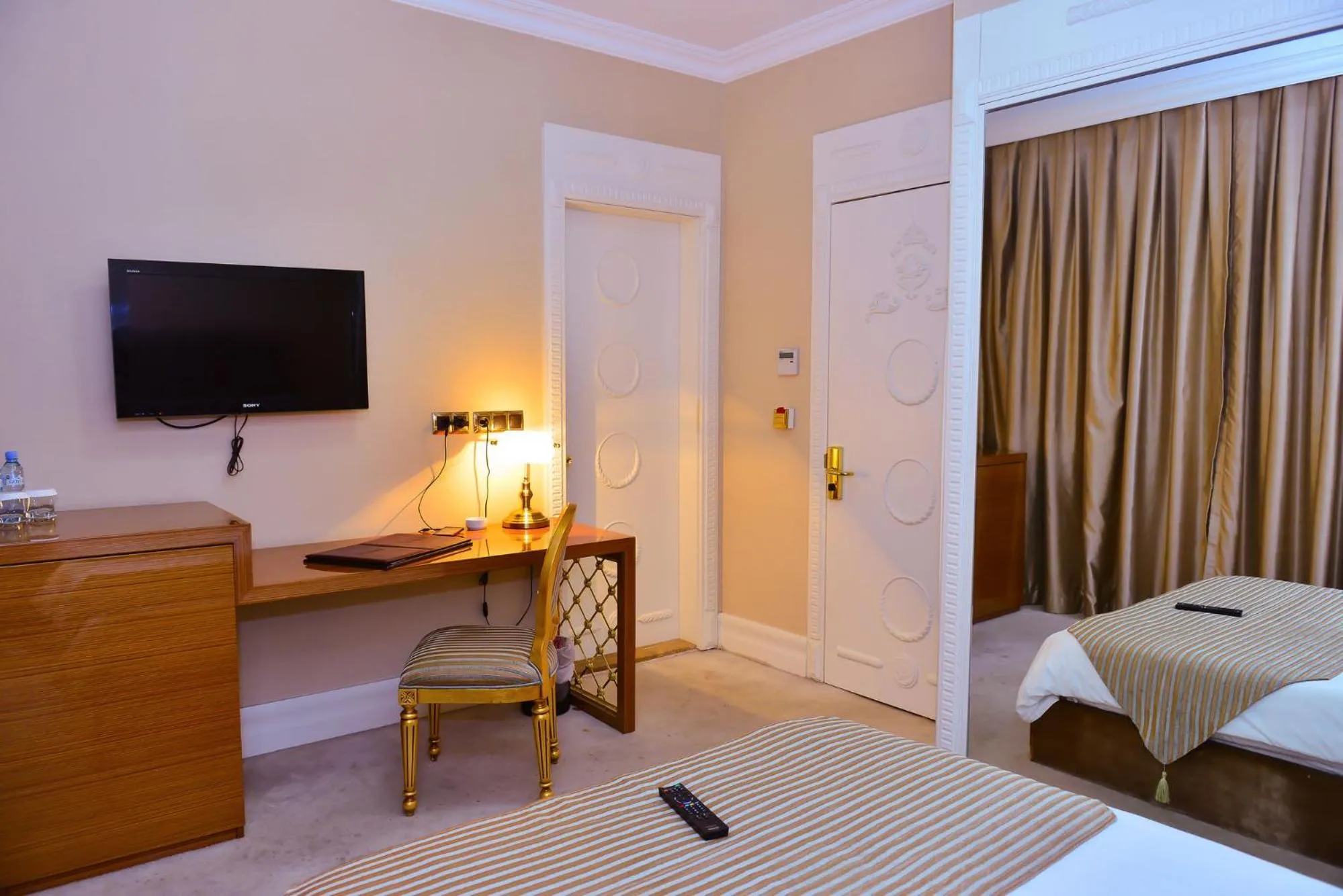 Bedroom, Bed in Lake Palace Baku